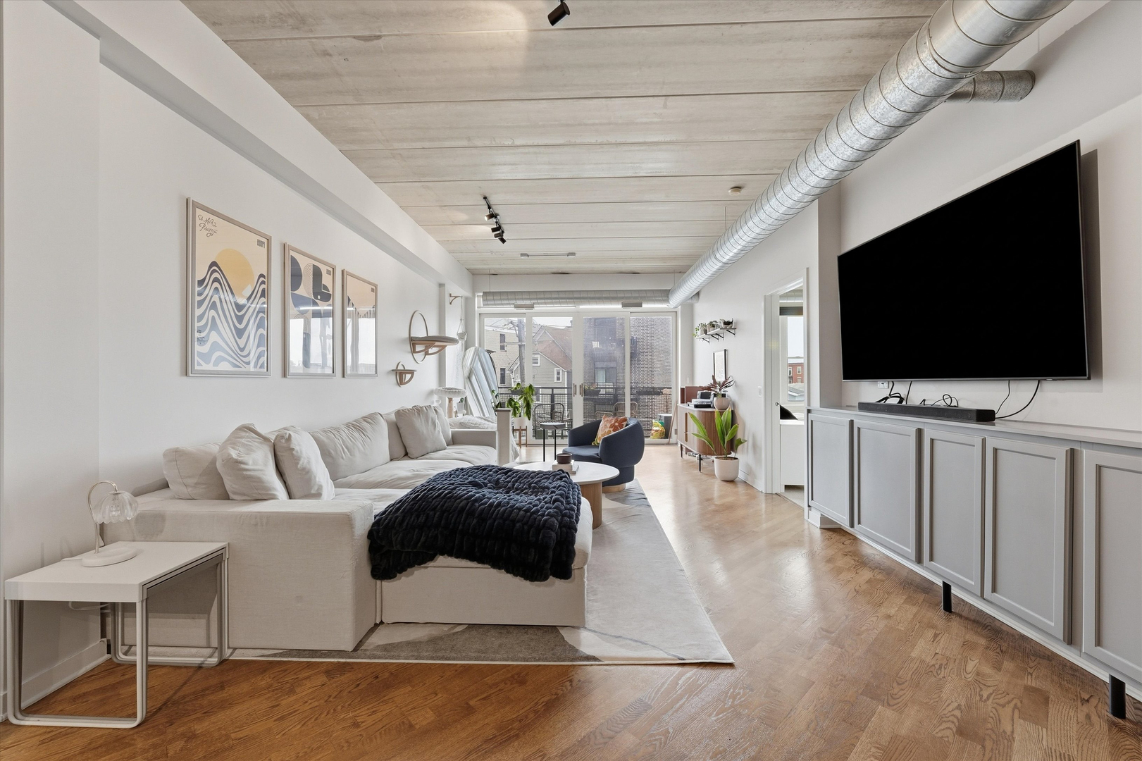 3260 N Clark Street Unit: 304