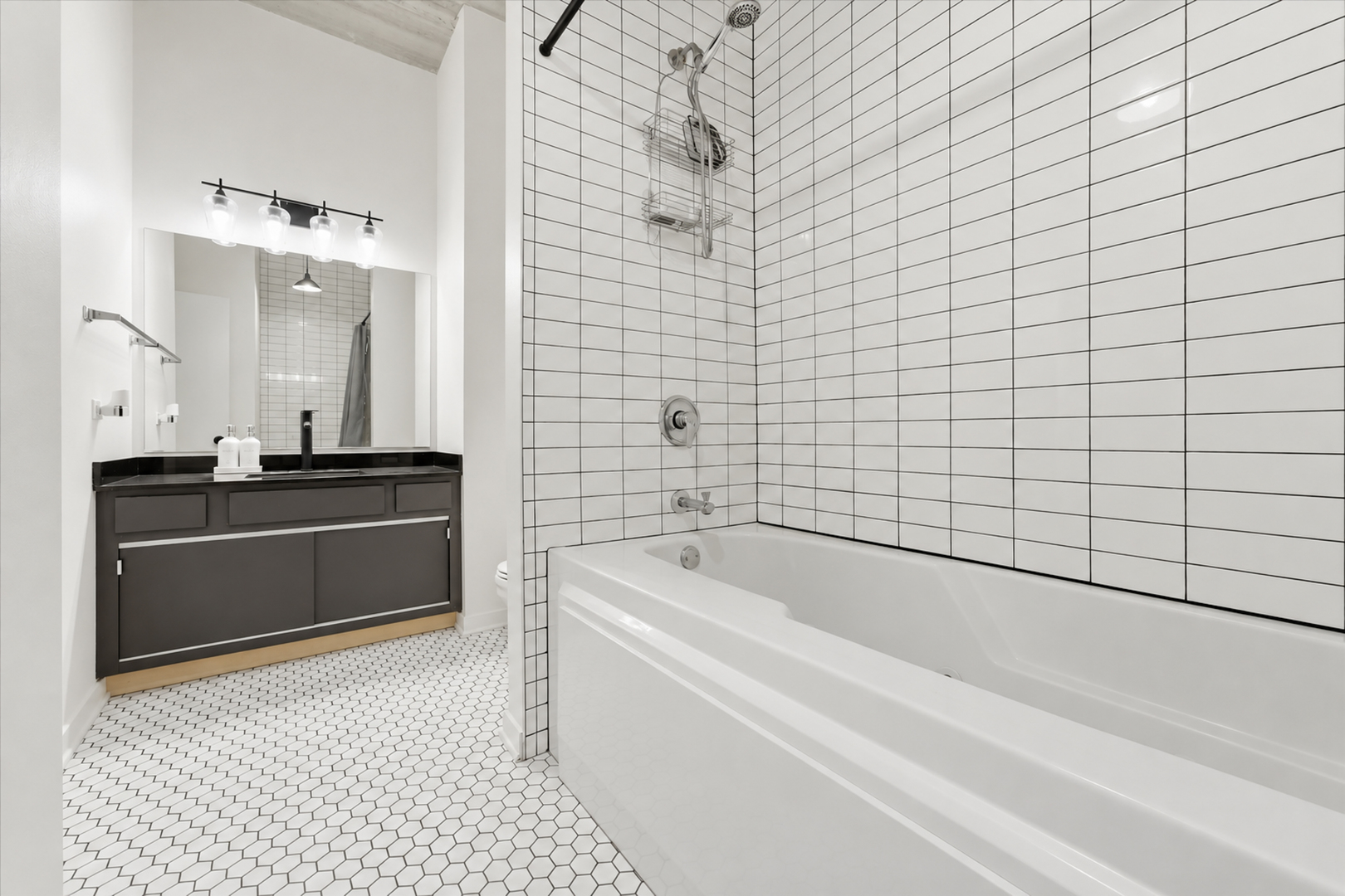 3260 N Clark Street Unit: 304