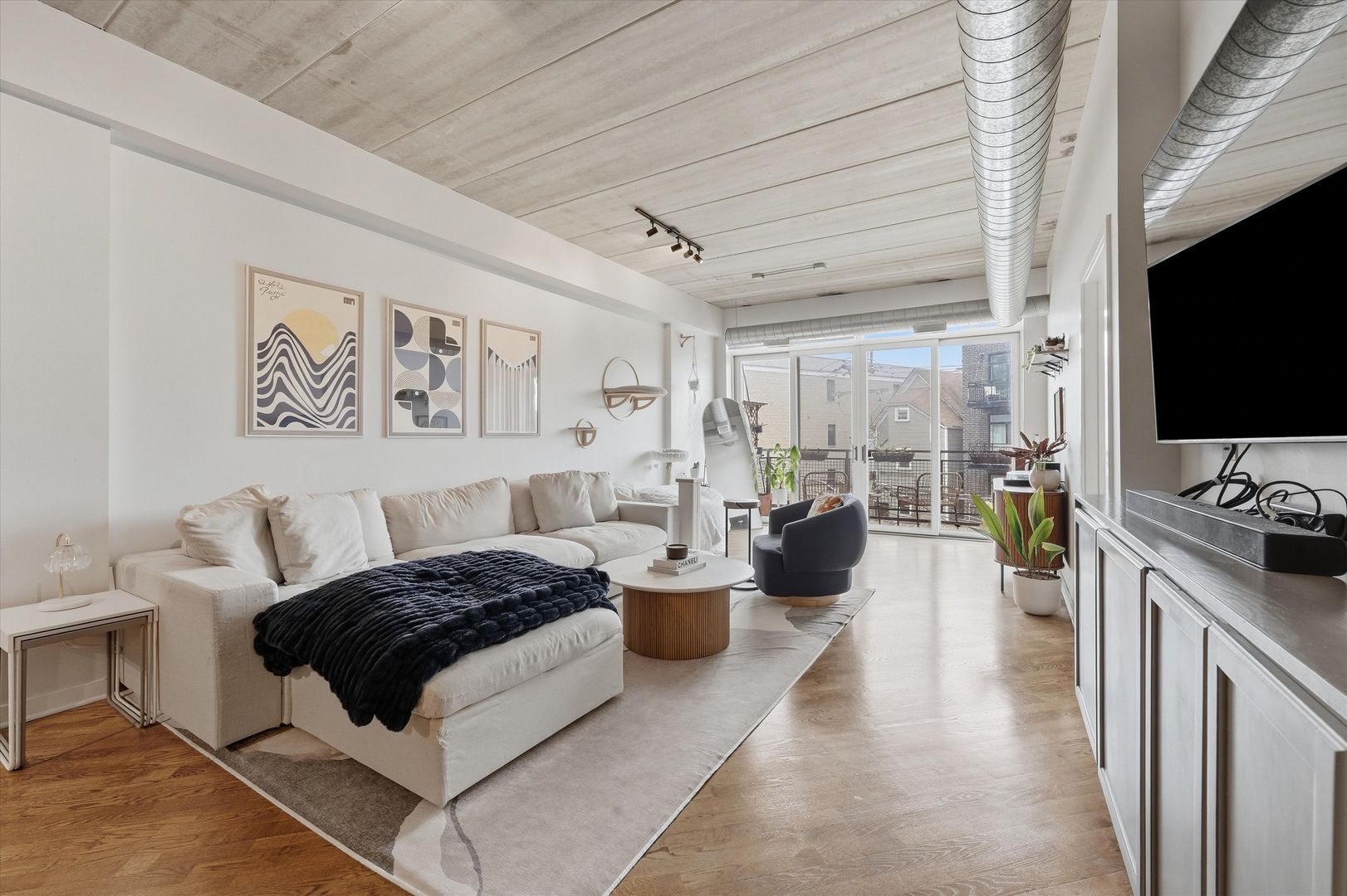 3260 N Clark Street Unit: 304