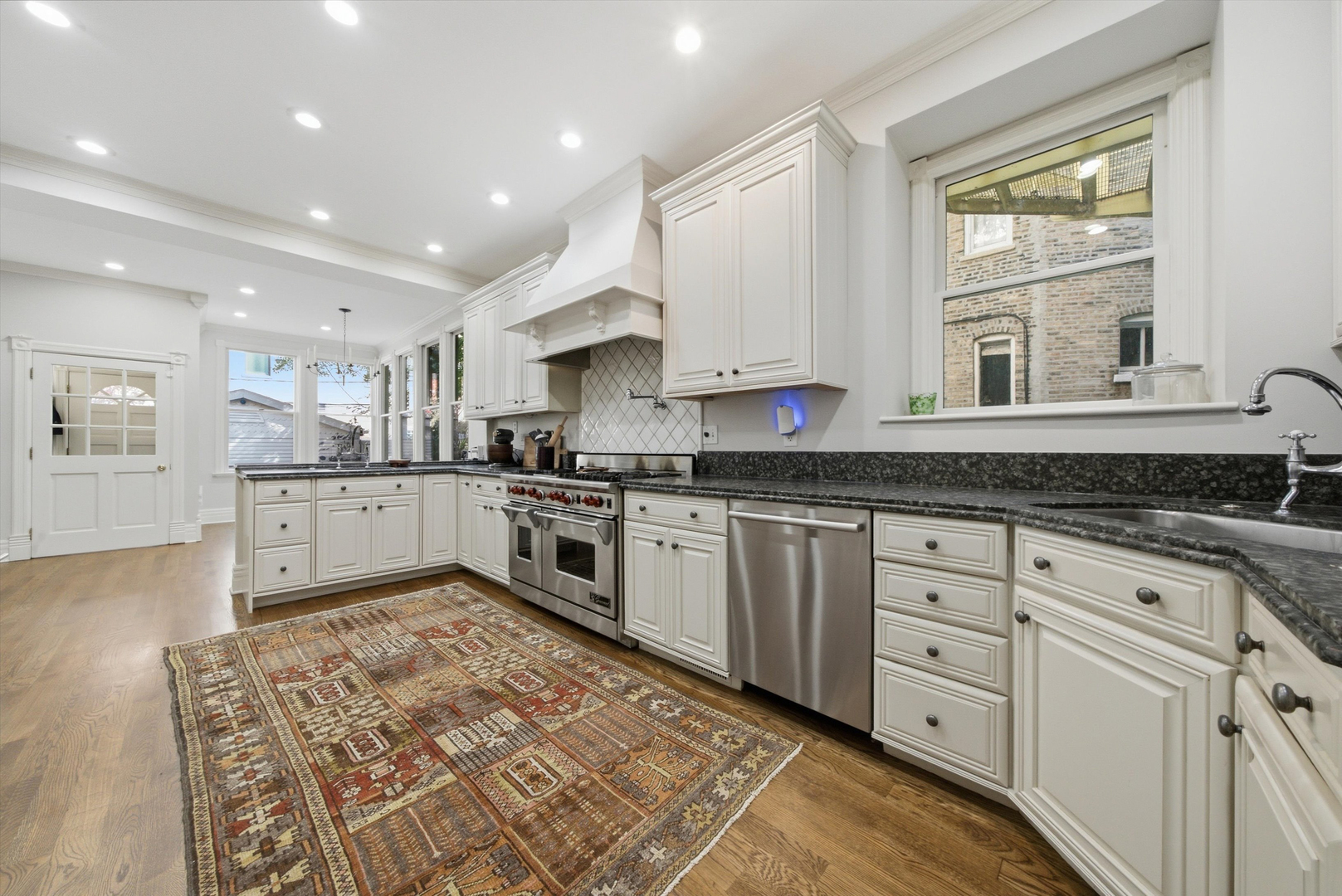 919 N LaSalle Drive