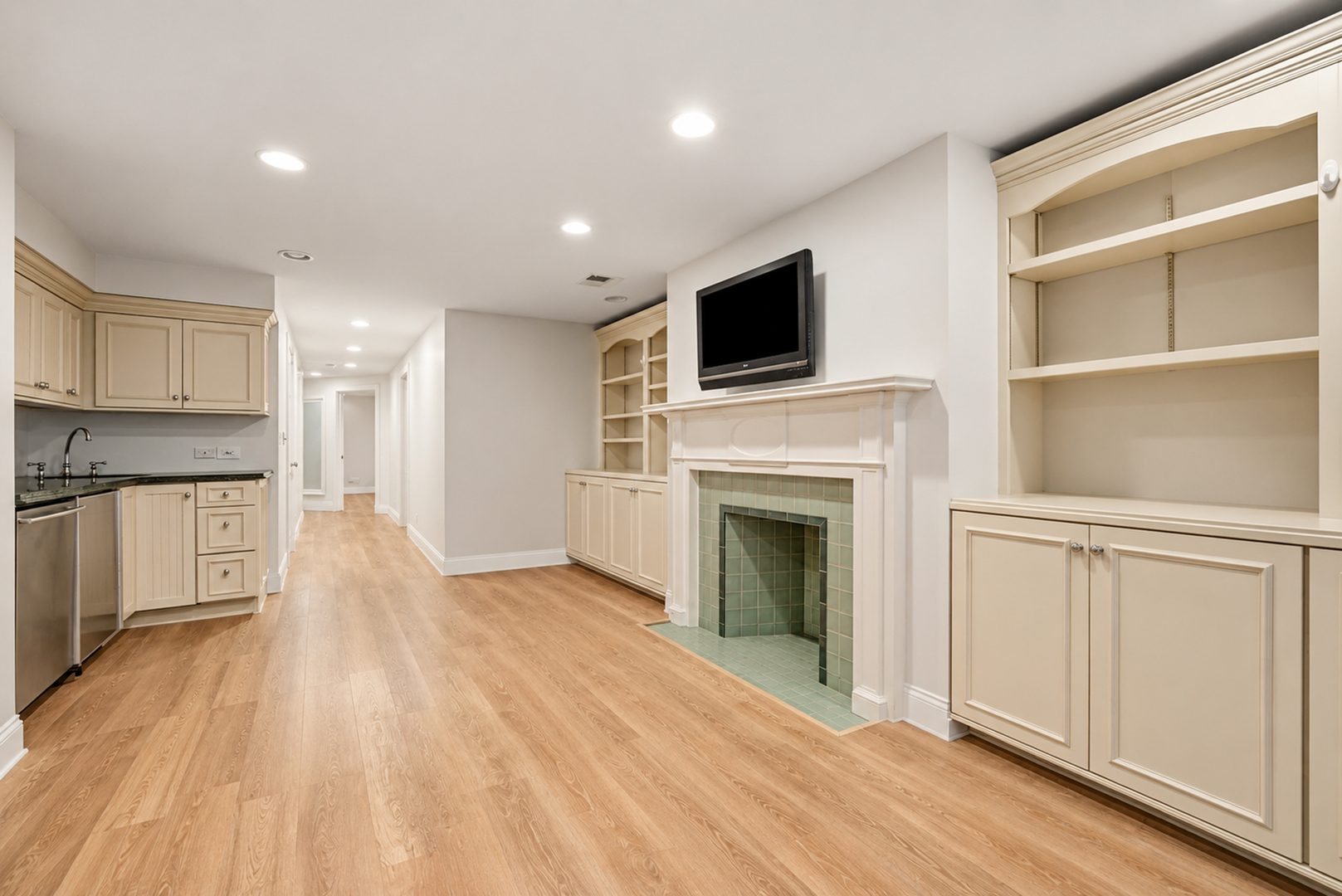 919 N LaSalle Drive