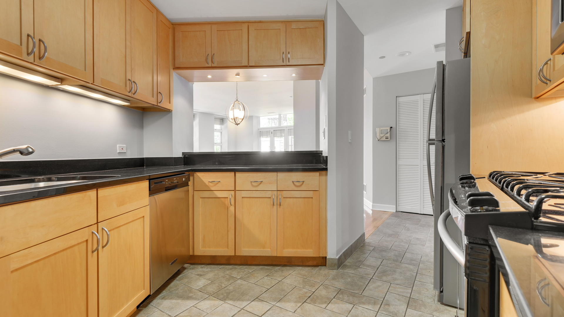 2100 N Racine Avenue Unit: 2J