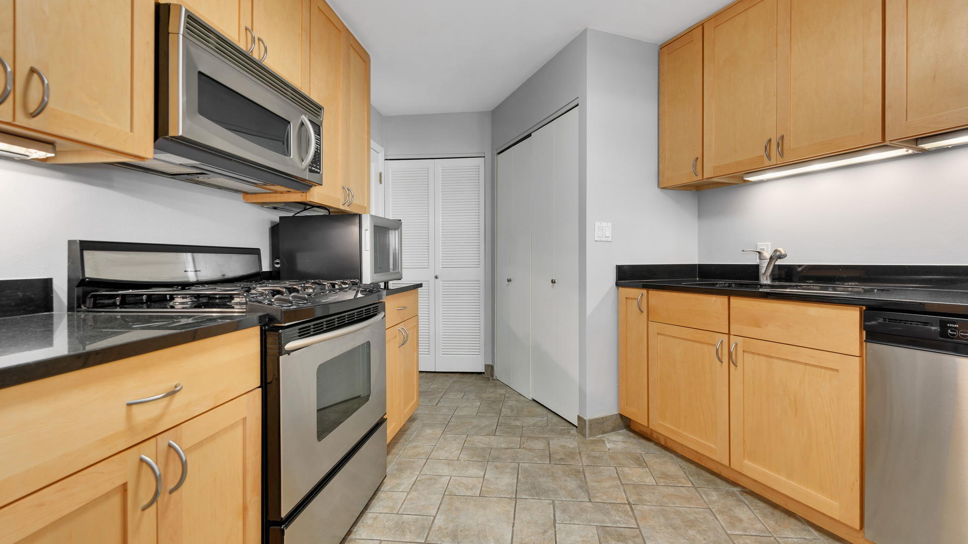 2100 N Racine Avenue Unit: 2J