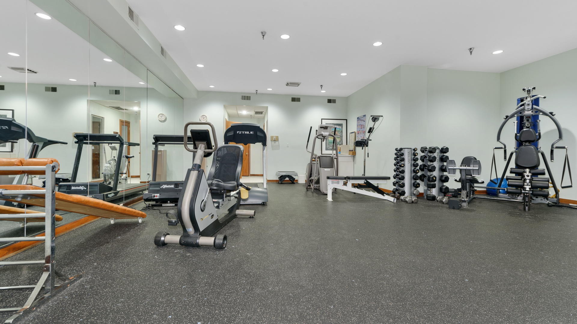 2100 N Racine Avenue Unit: 2J
