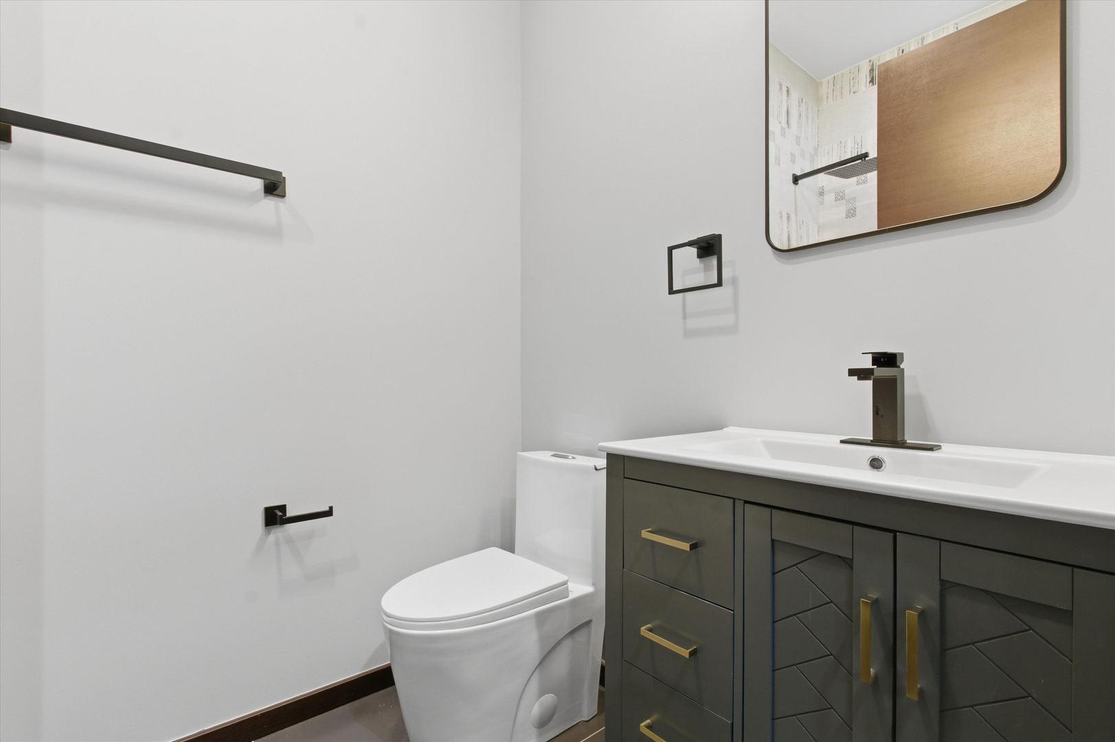 5830 N Lincoln Avenue Unit: 1S