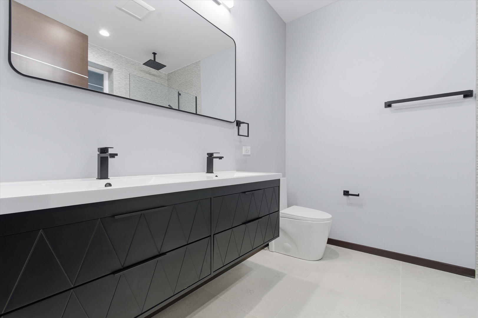 5830 N Lincoln Avenue Unit: 1S
