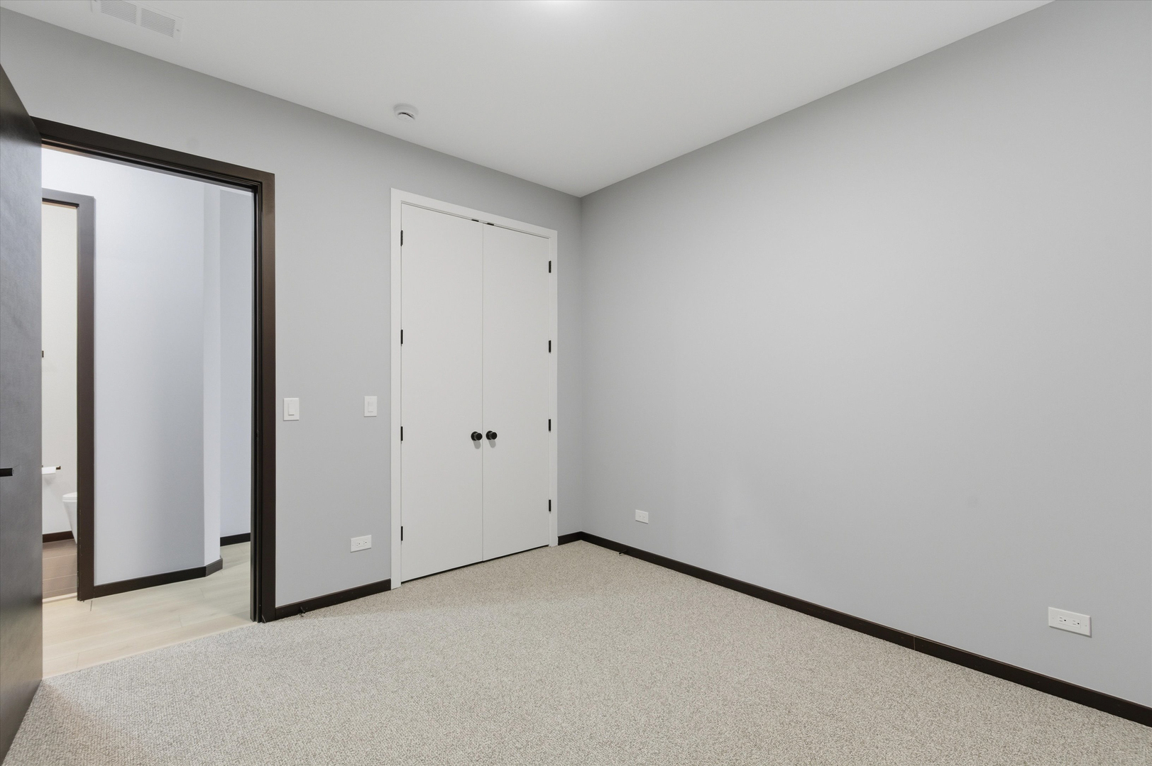 5830 N Lincoln Avenue Unit: 1S