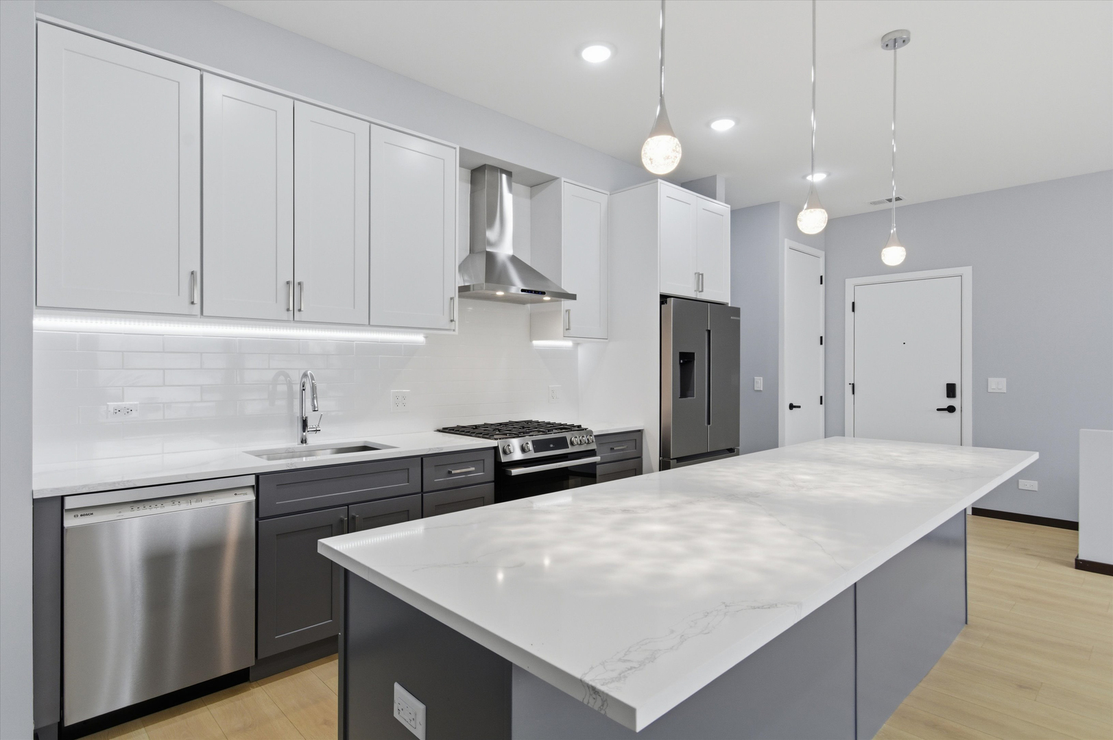 5830 N Lincoln Avenue Unit: 1S