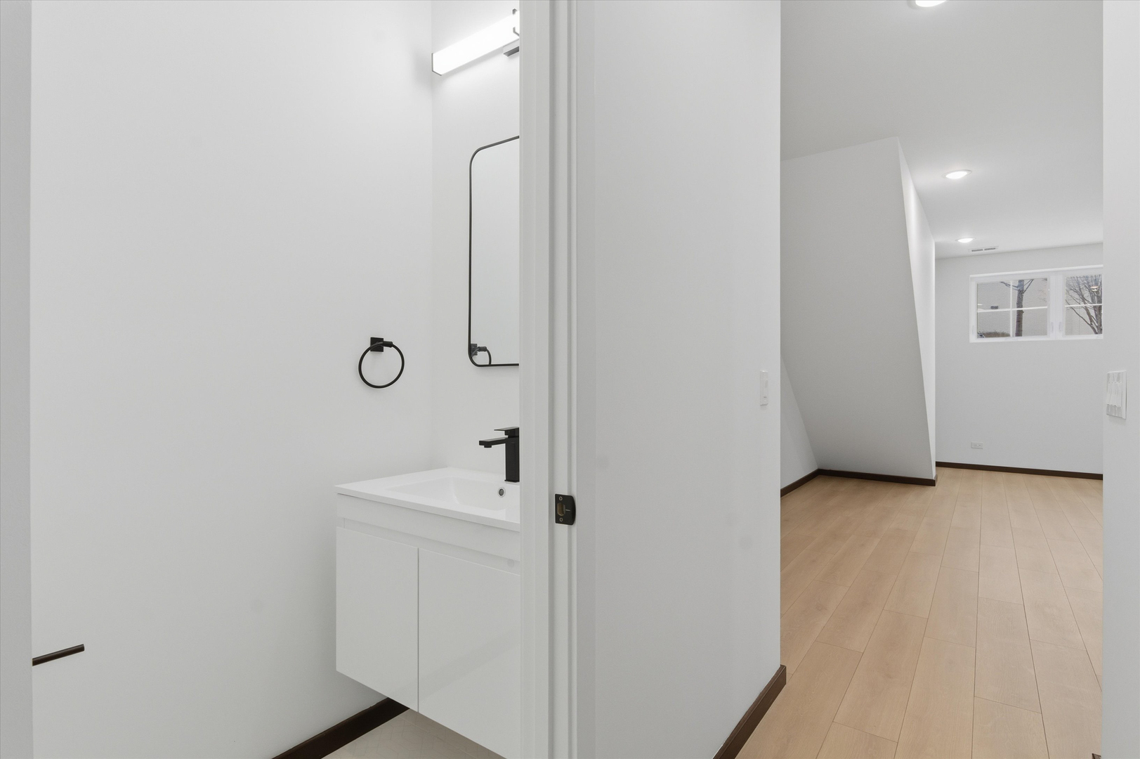 5830 N Lincoln Avenue Unit: 1S