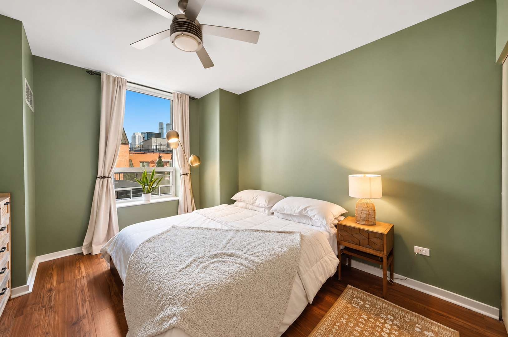 330 W Grand Avenue Unit: 807