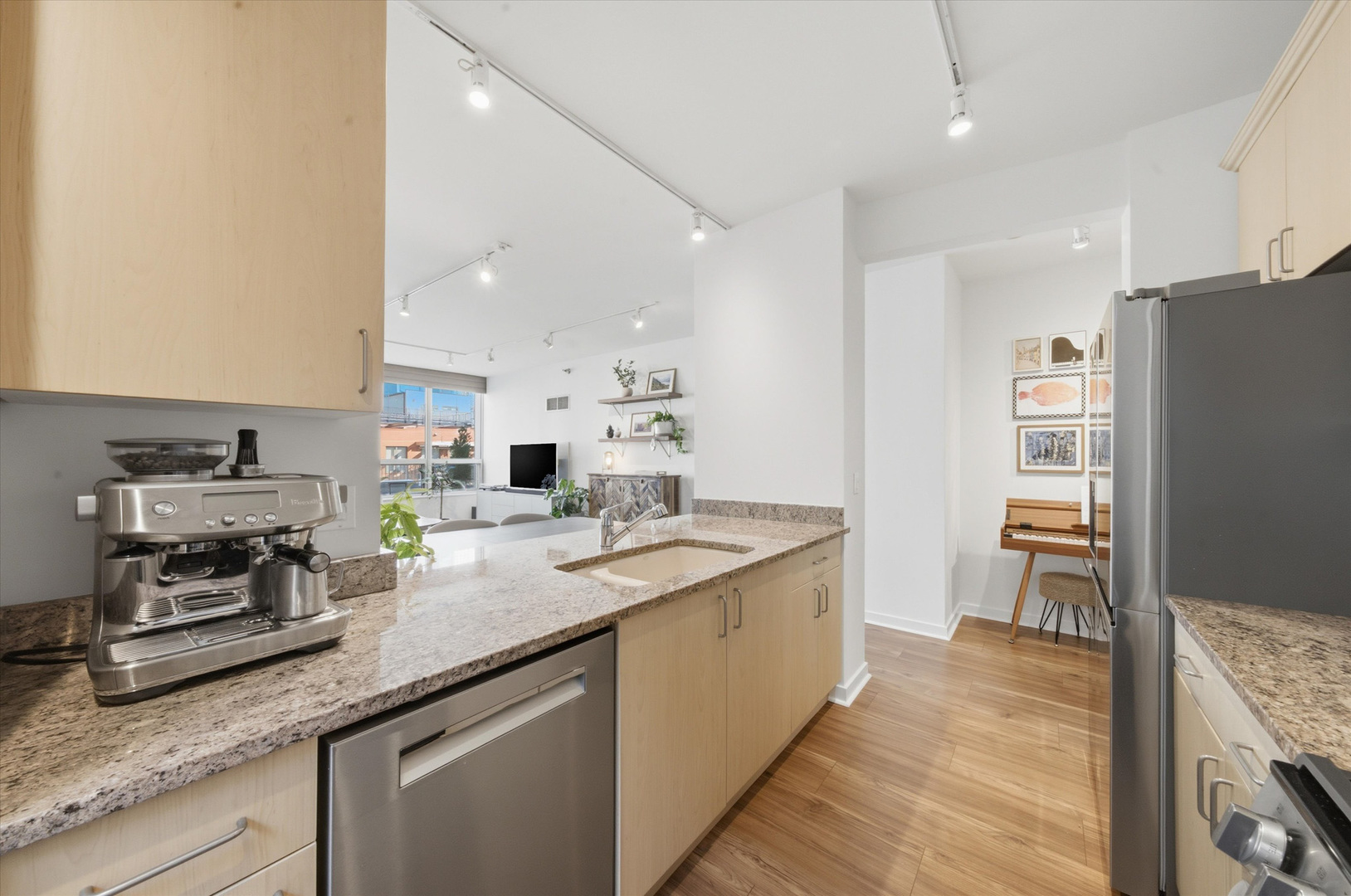 330 W Grand Avenue Unit: 807