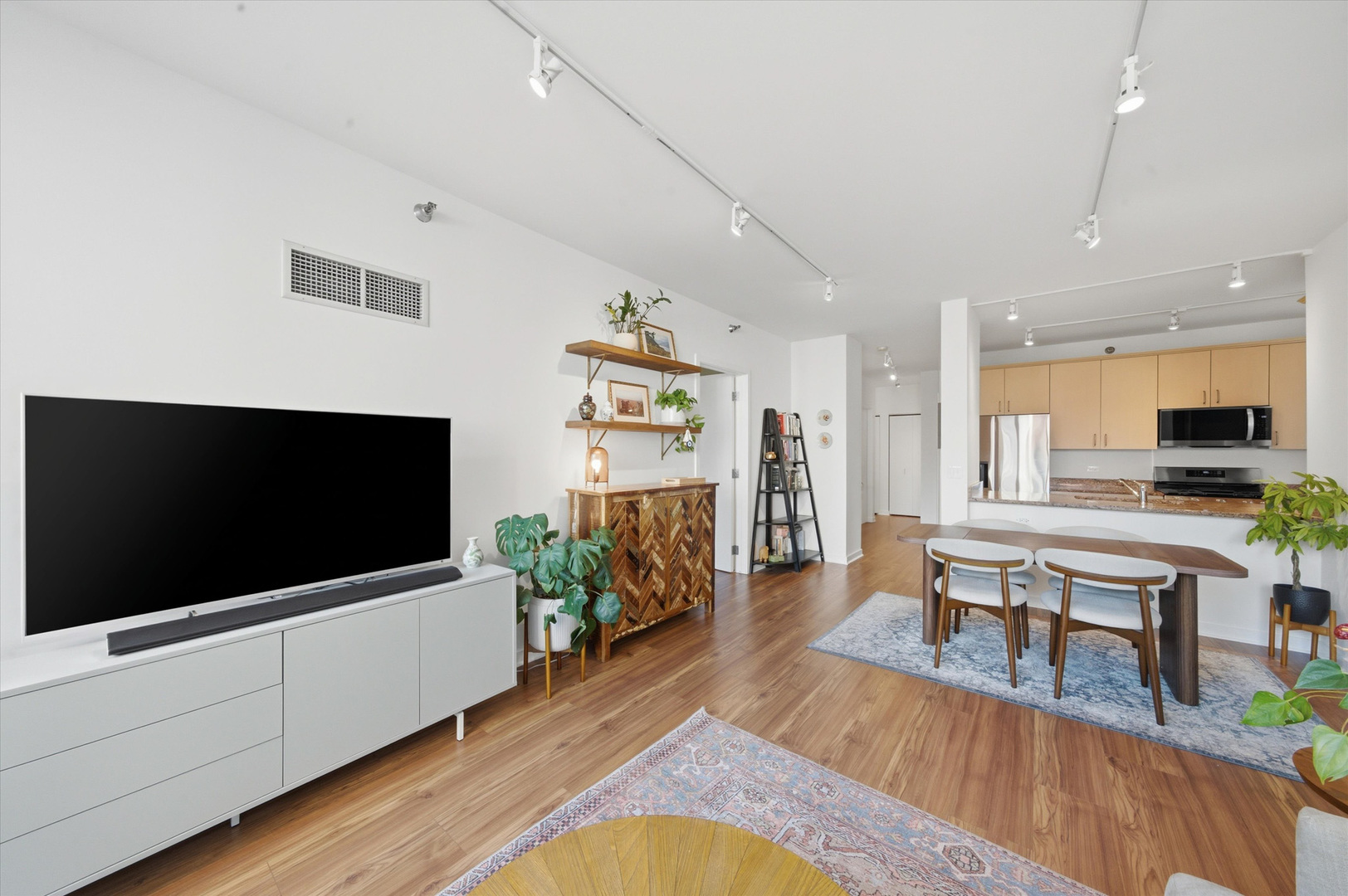 330 W Grand Avenue Unit: 807