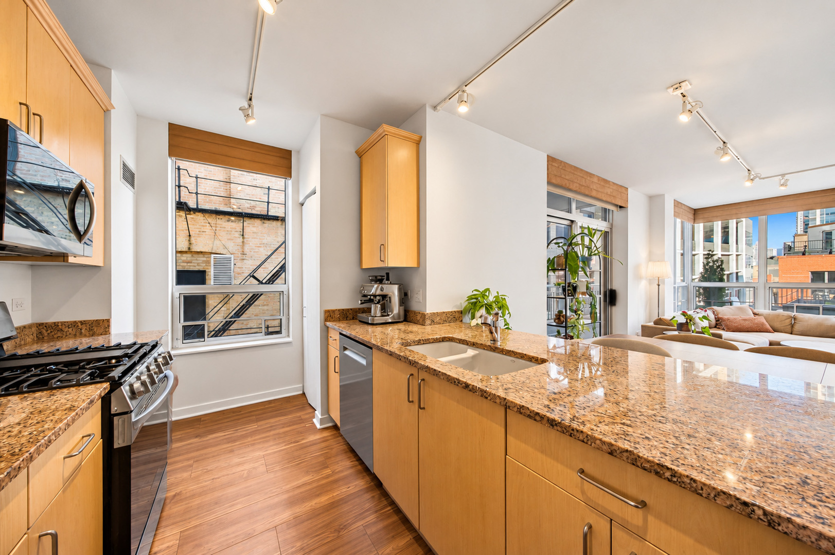 330 W Grand Avenue Unit: 807