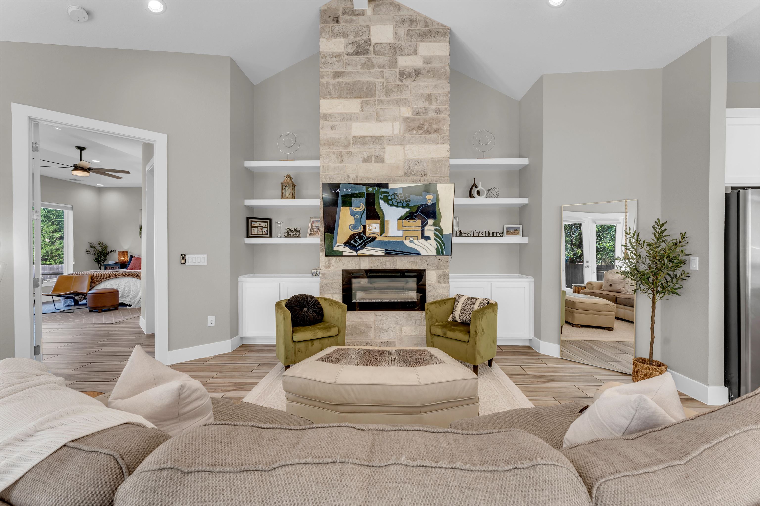 824 Woodland Hills Dr