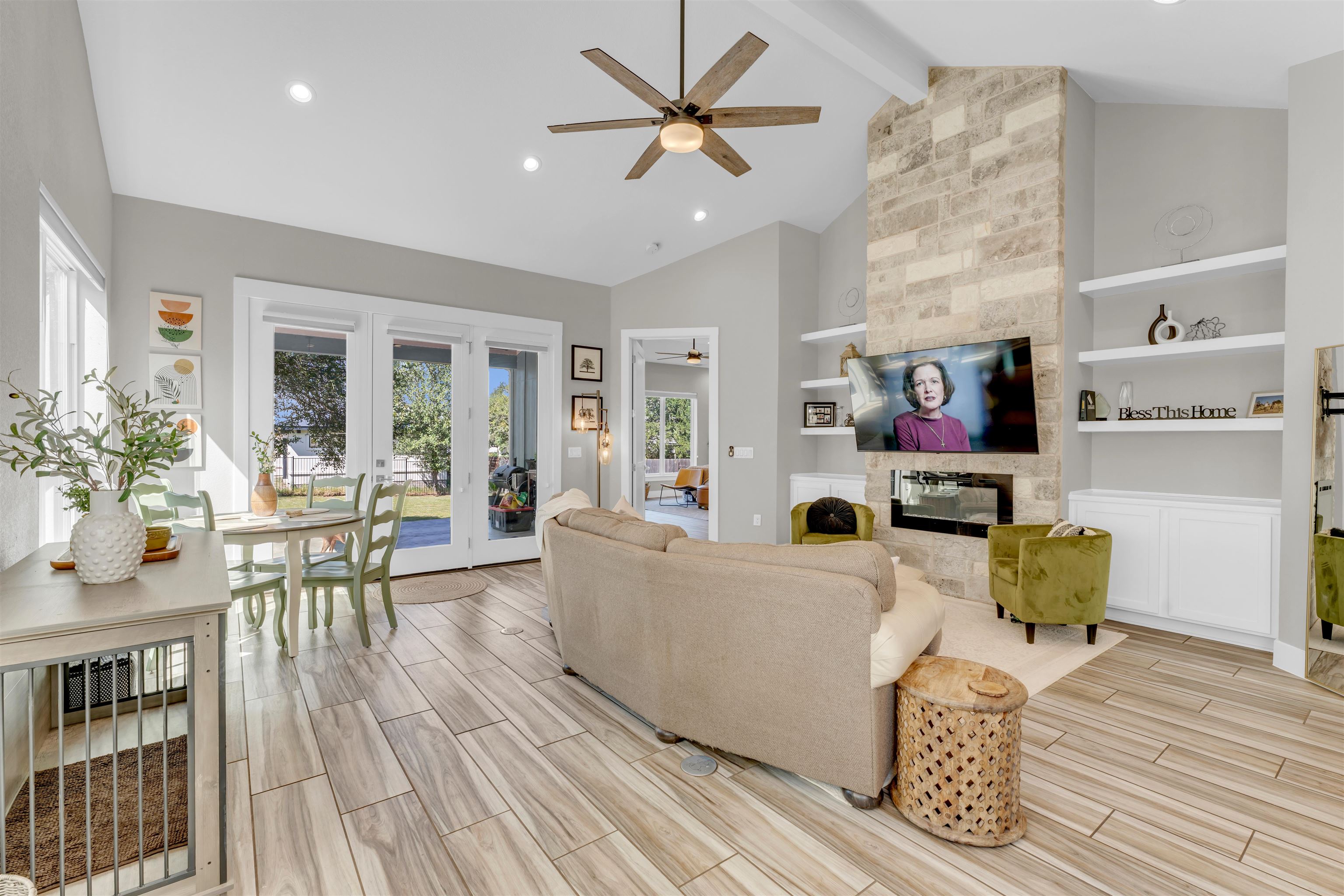824 Woodland Hills Dr