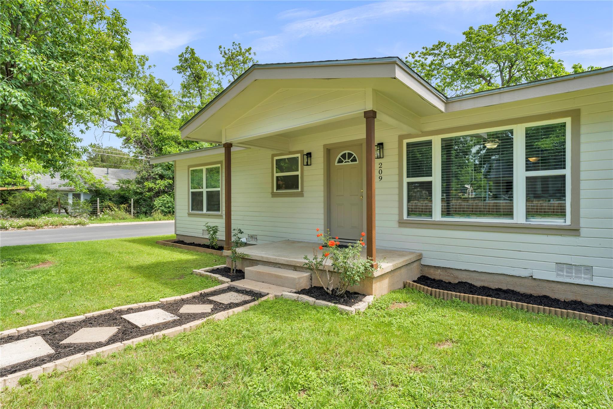 209 E Live Oak ST