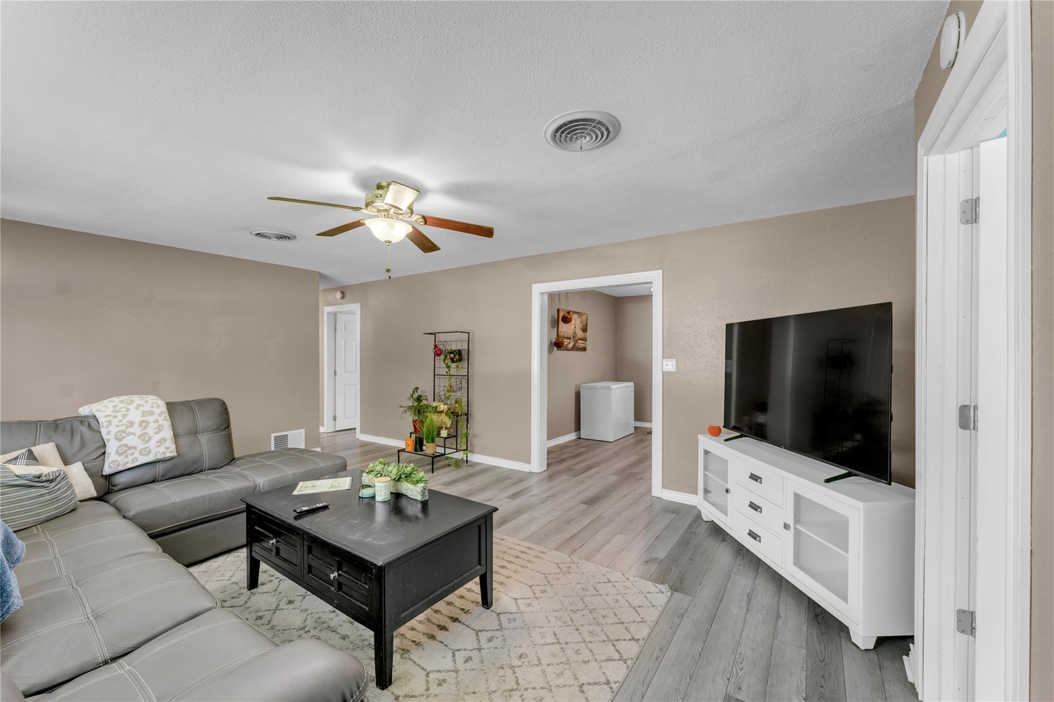 209 E Live Oak ST