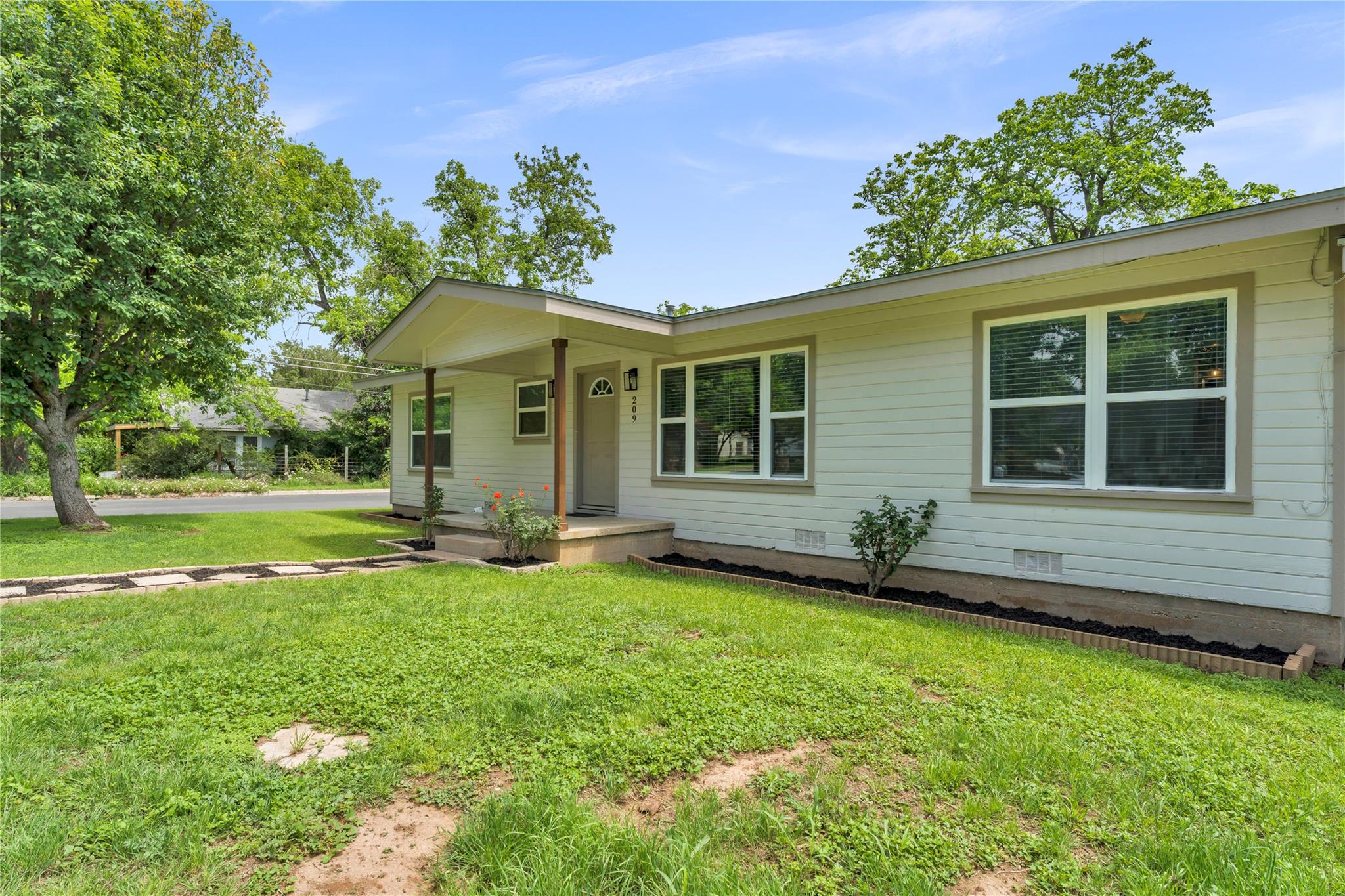 209 E Live Oak ST