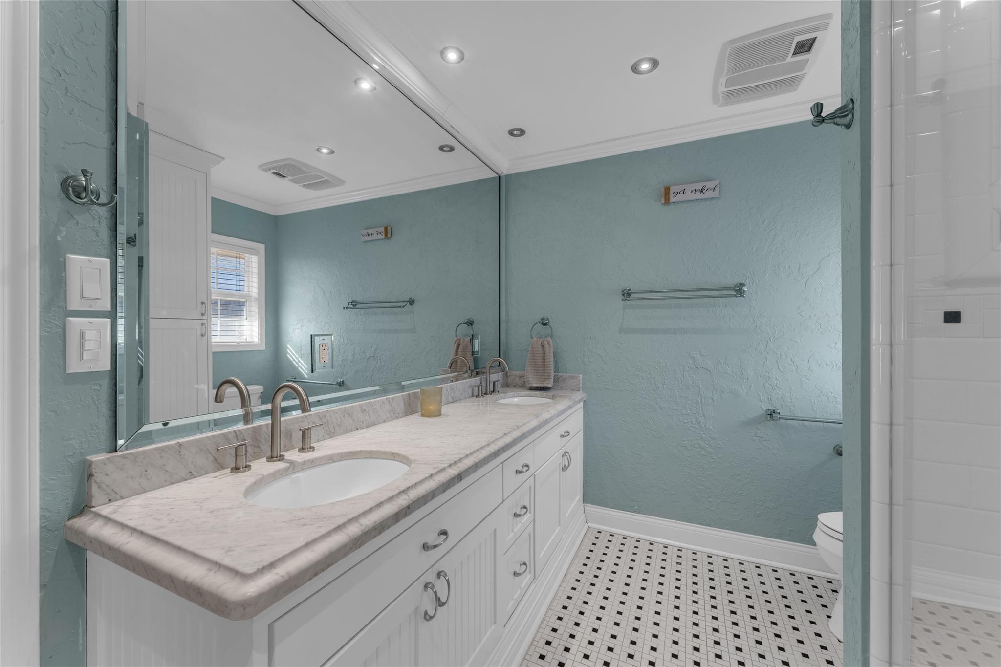 213 Corder LN
