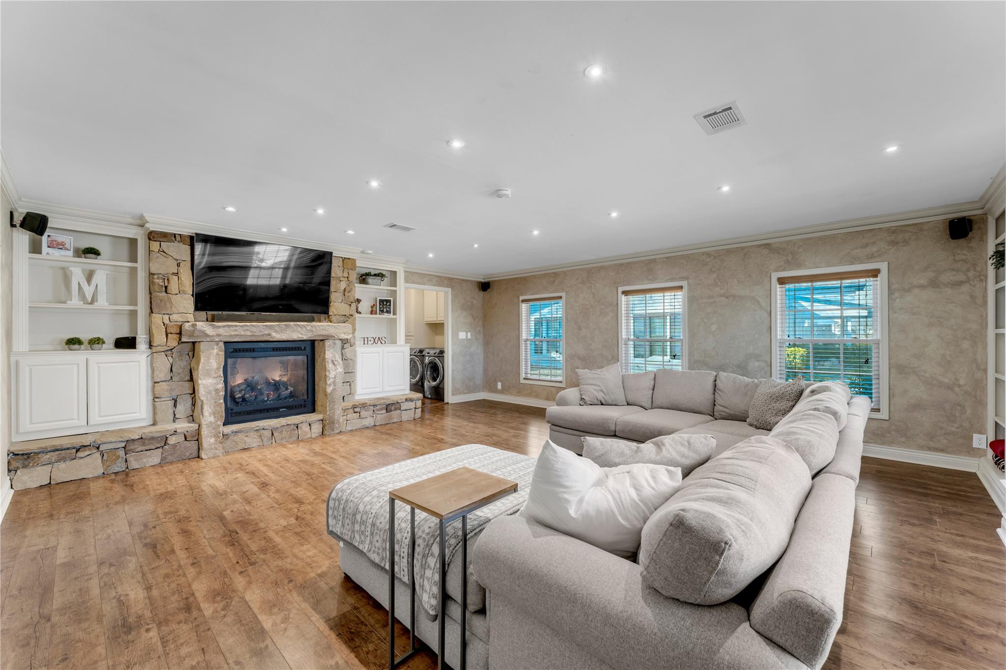 213 Corder LN