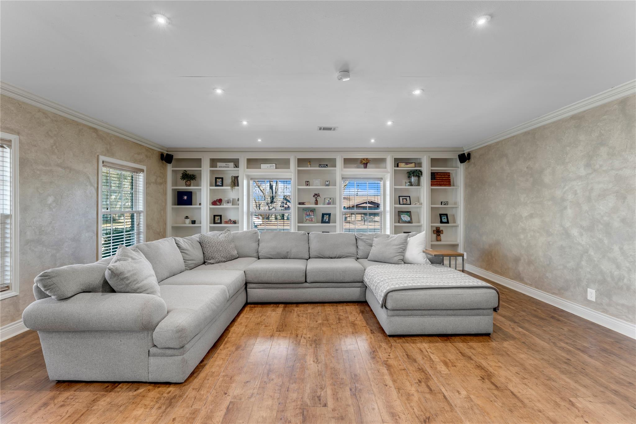 213 Corder LN