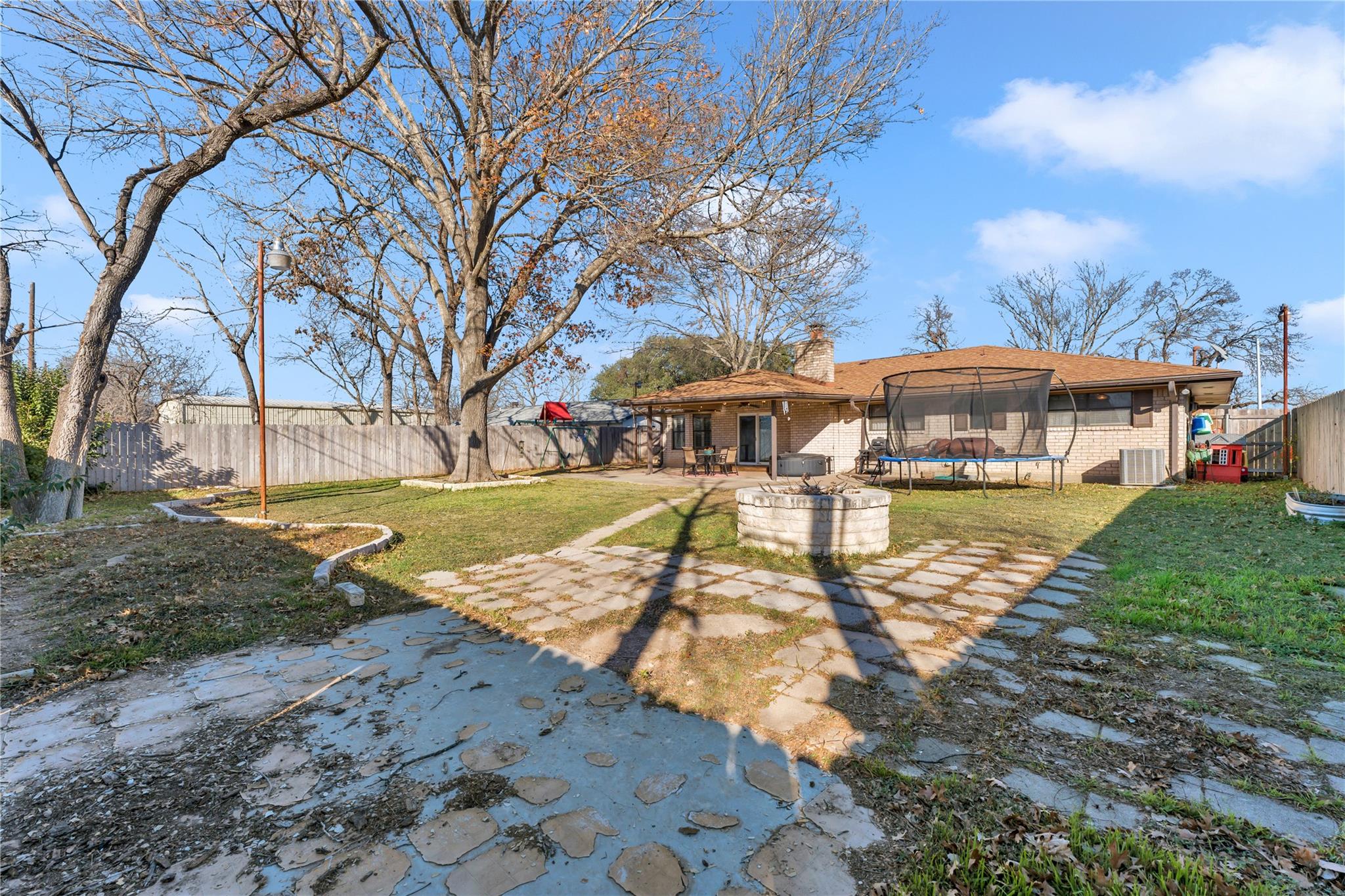 213 Corder LN