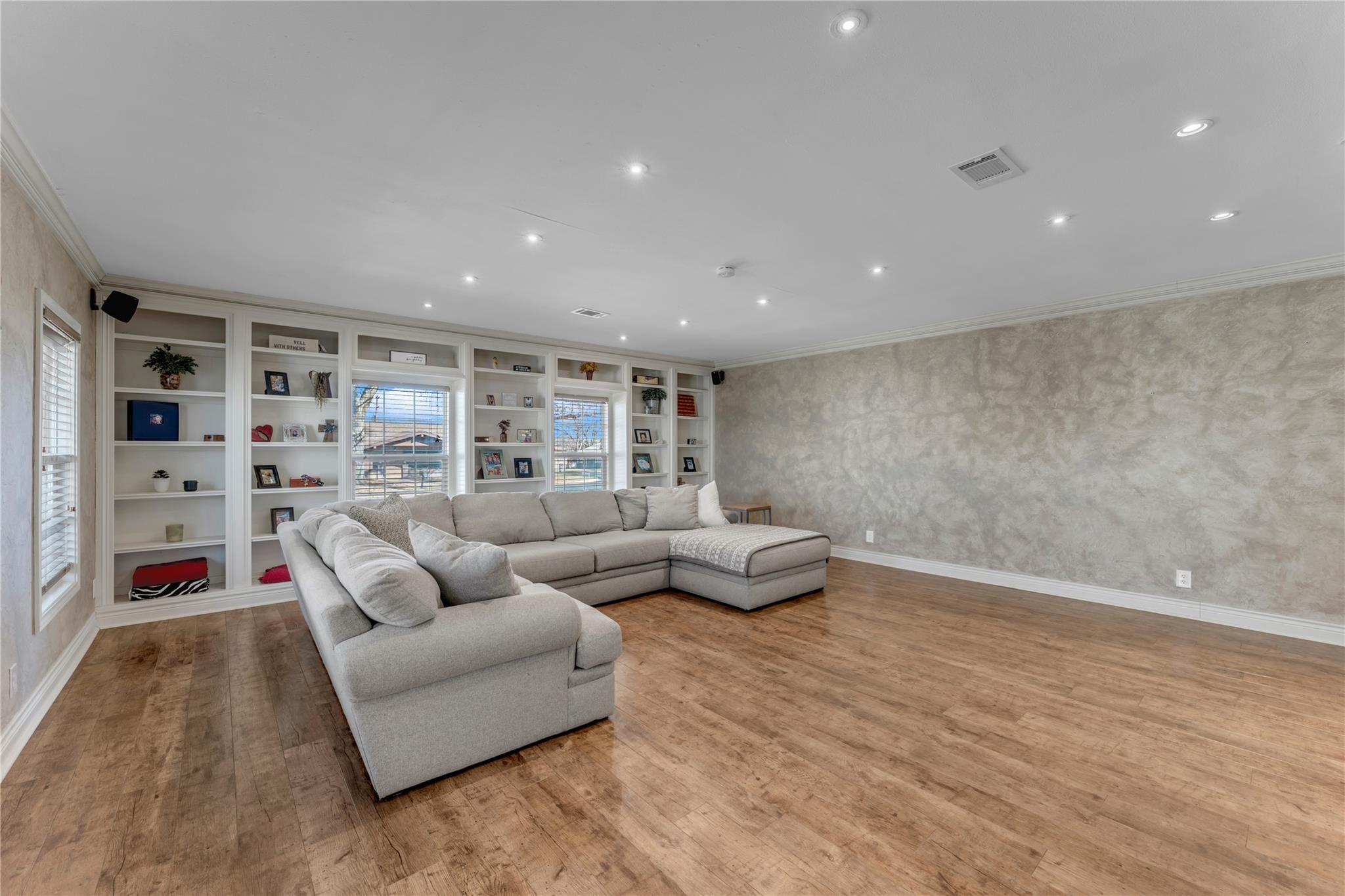 213 Corder LN