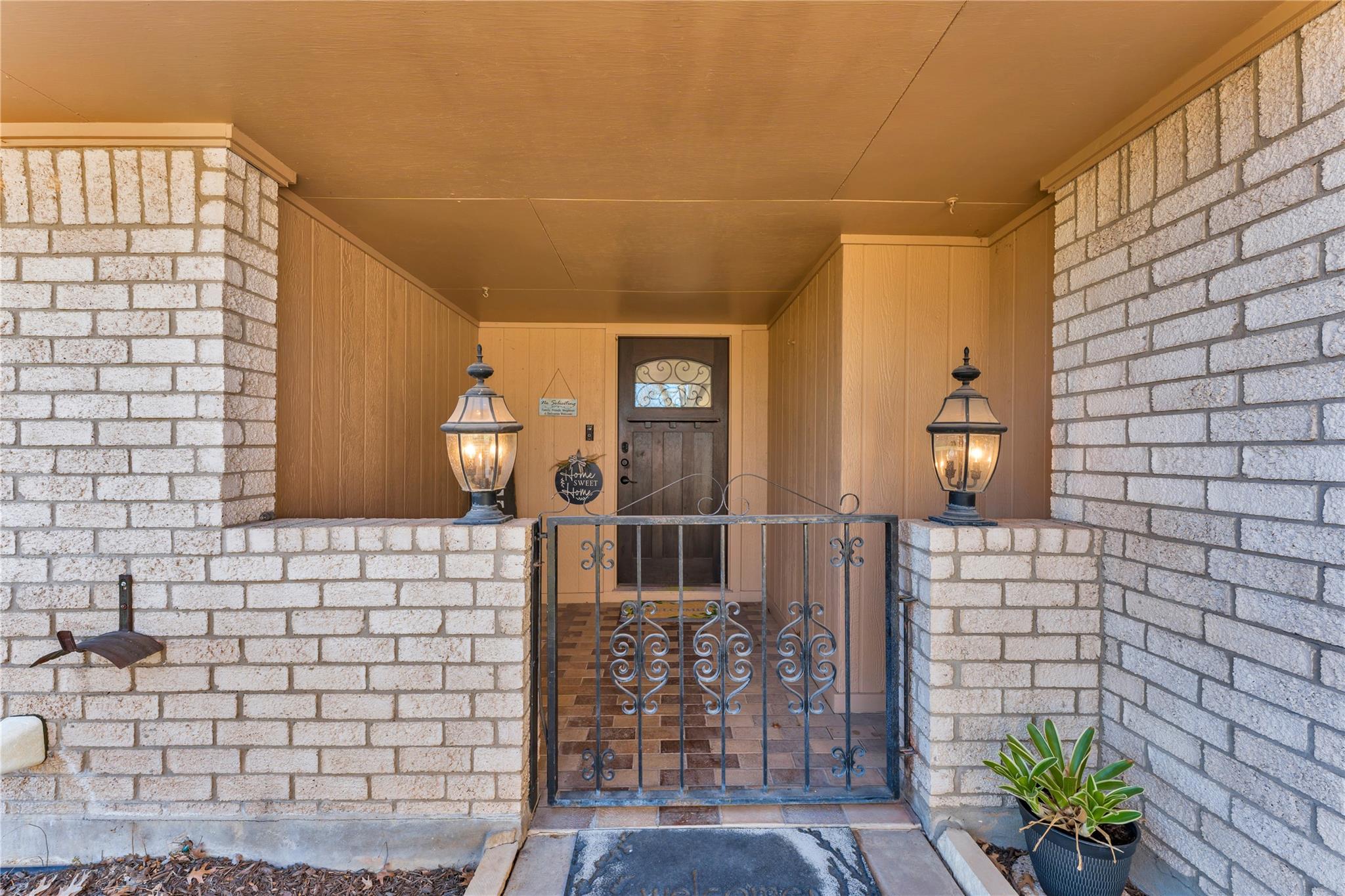 213 Corder LN