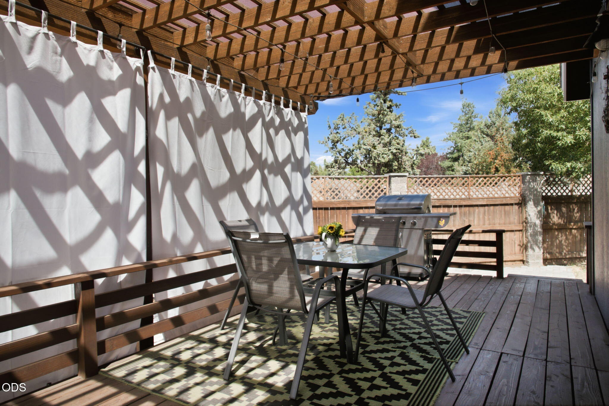 3242 NE Woodbury Court