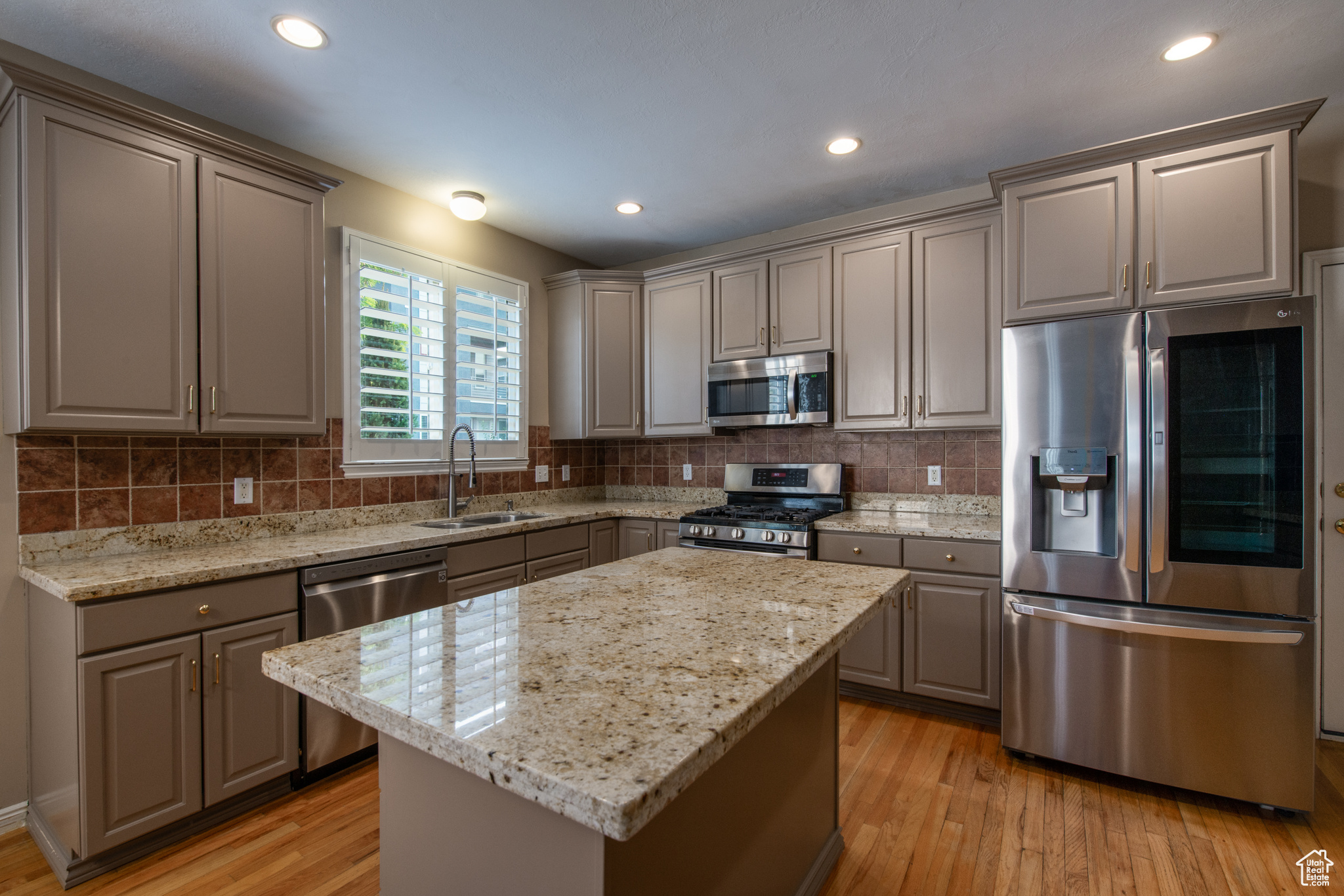 724 E GRAND CAYMAN DR