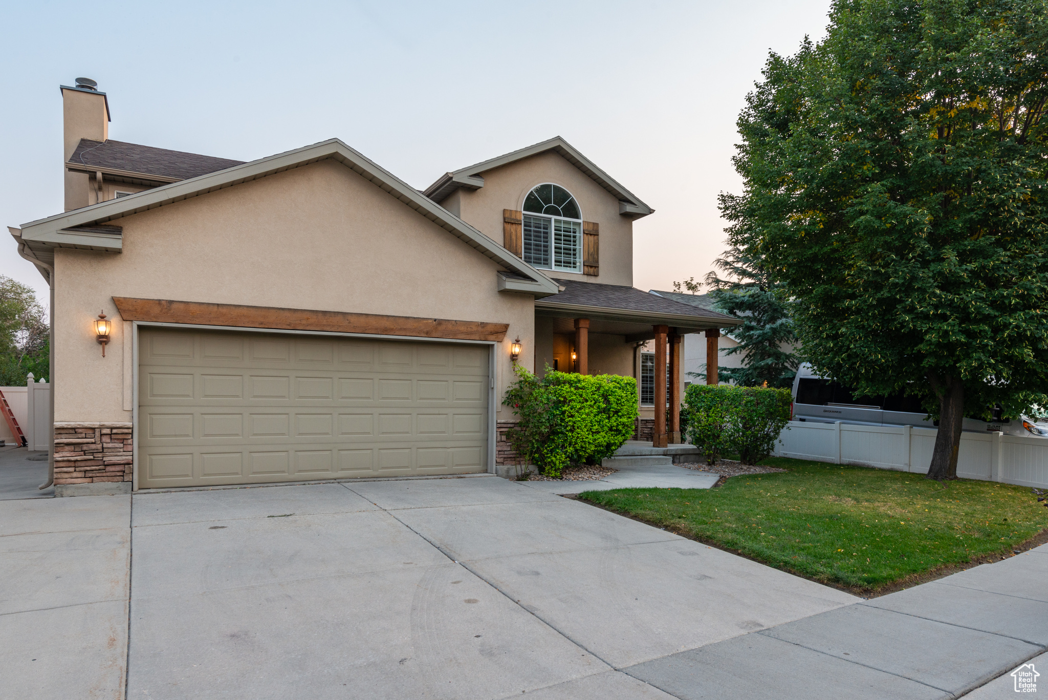 724 E GRAND CAYMAN DR
