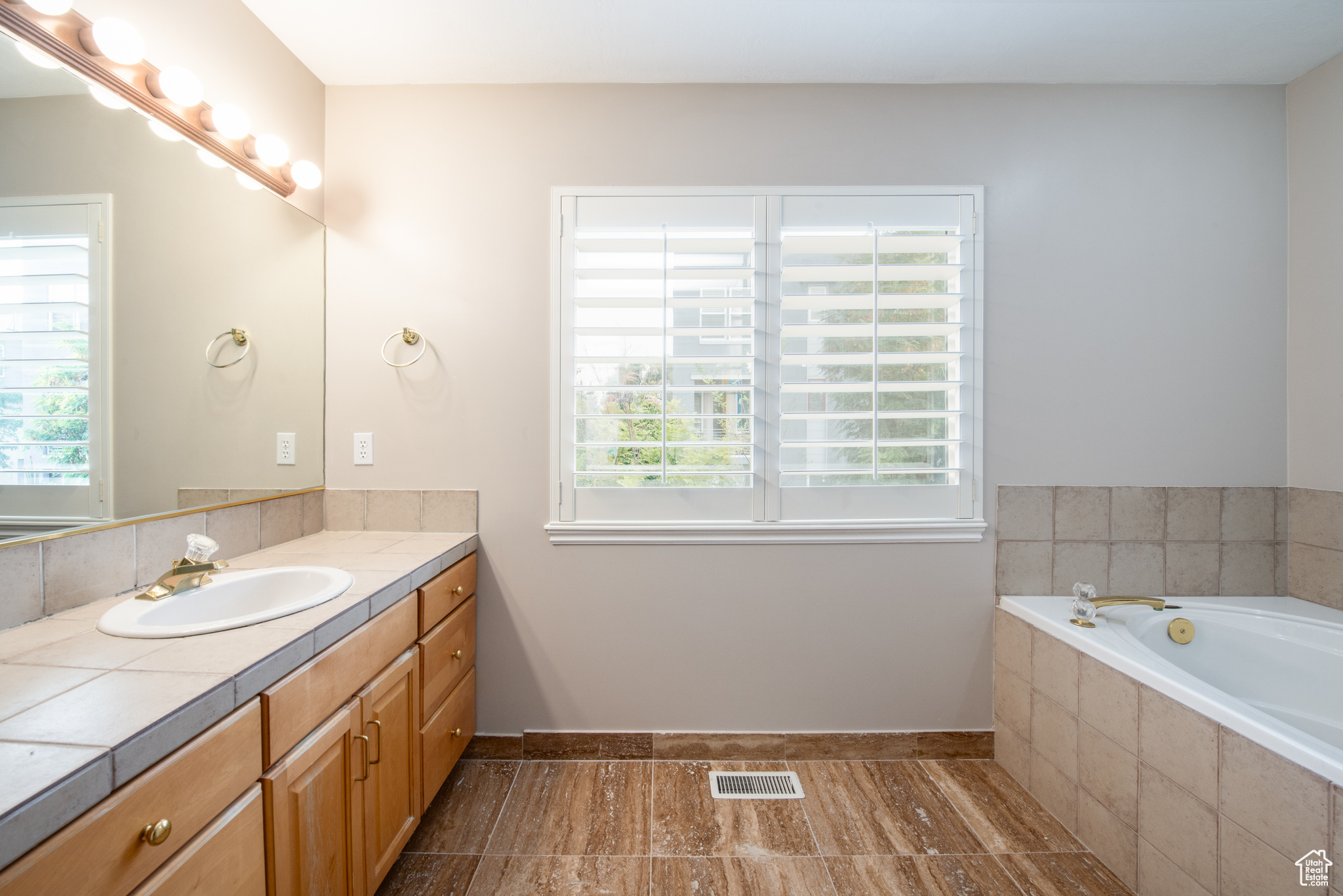 724 E GRAND CAYMAN DR