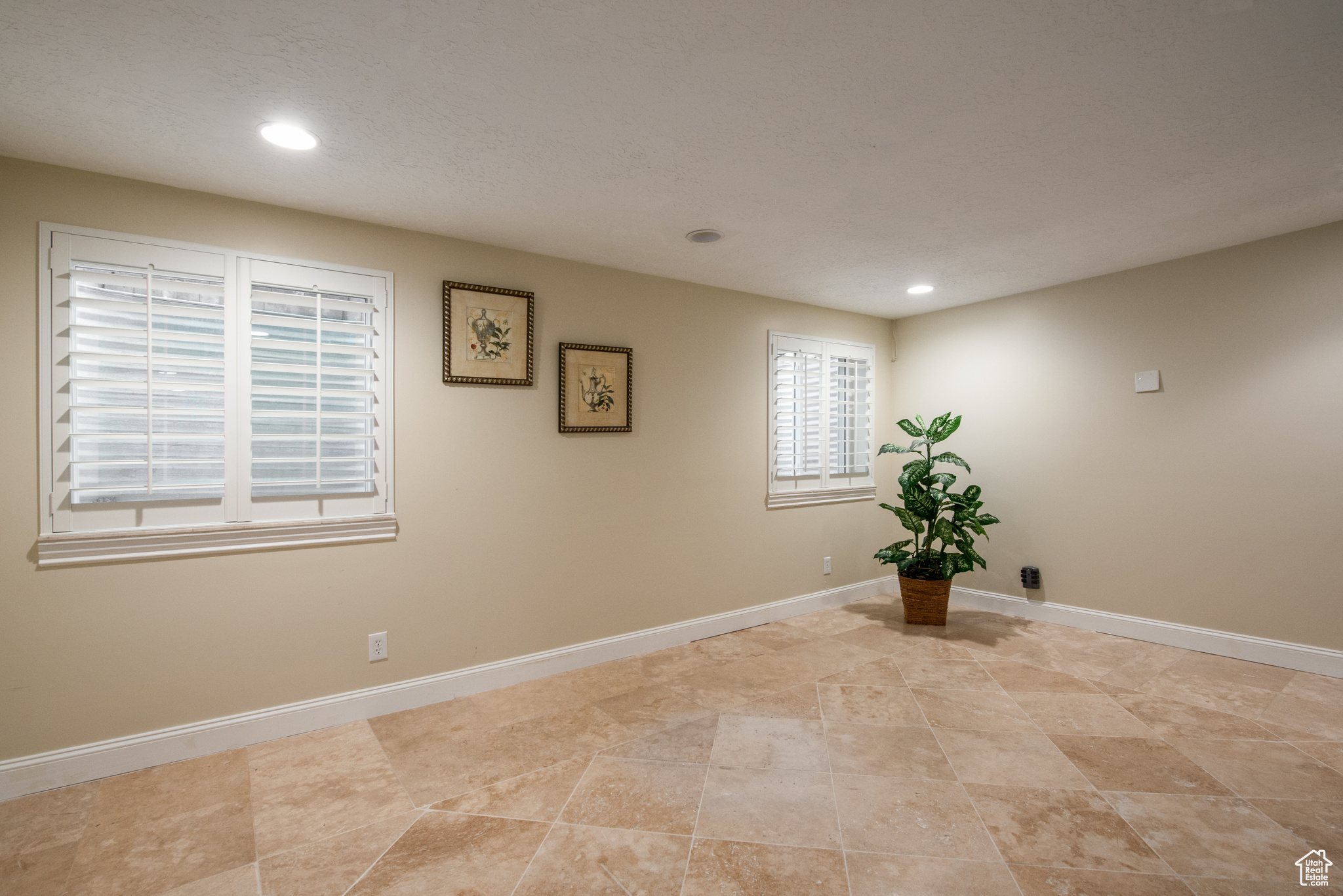 724 E GRAND CAYMAN DR