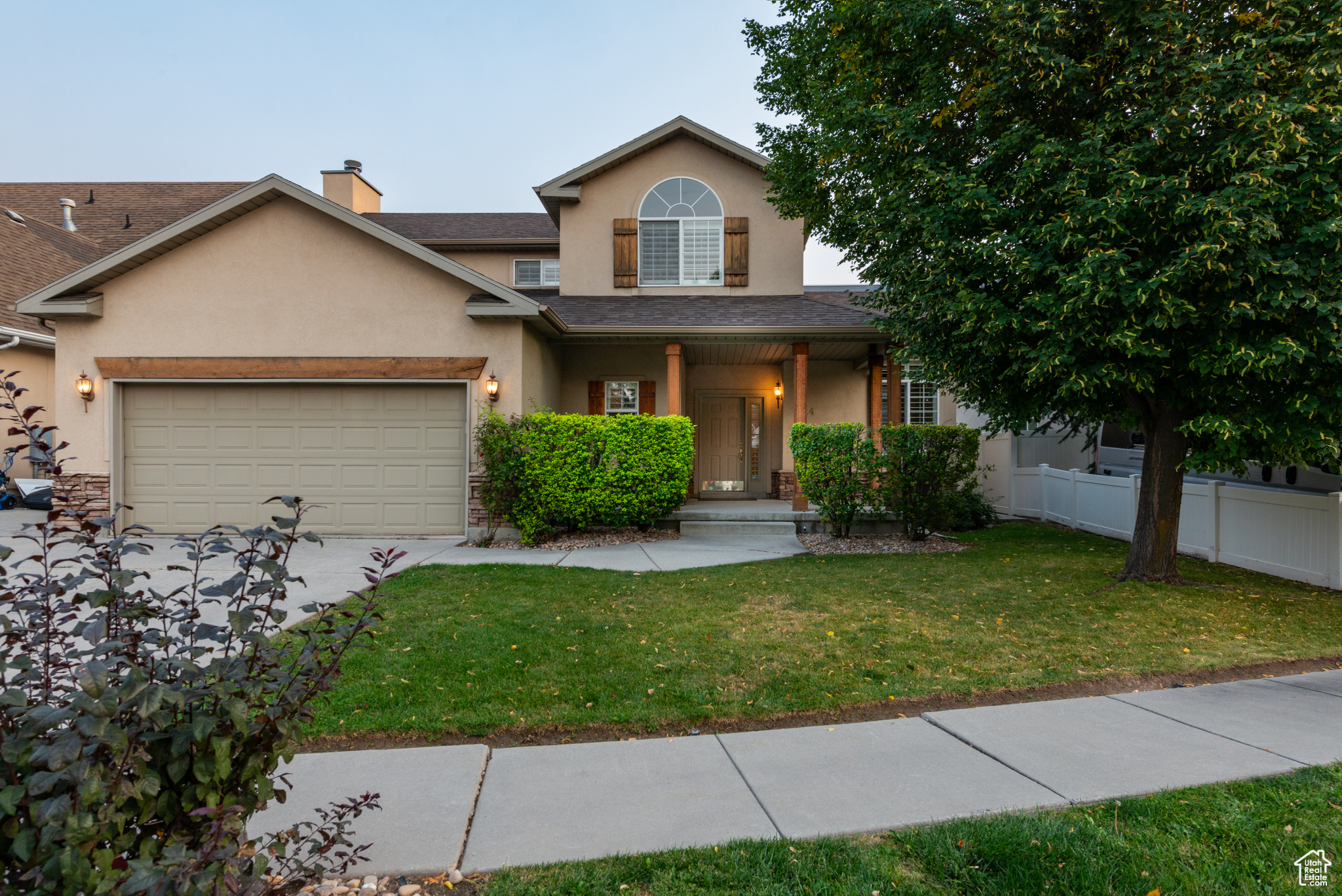 724 E GRAND CAYMAN DR