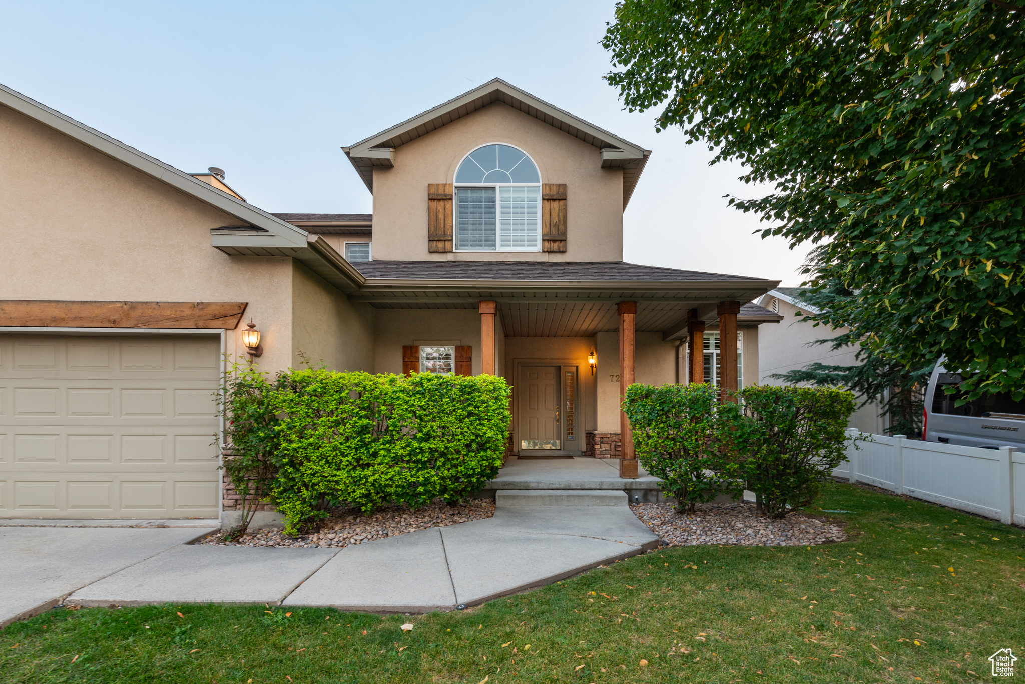 724 E GRAND CAYMAN DR