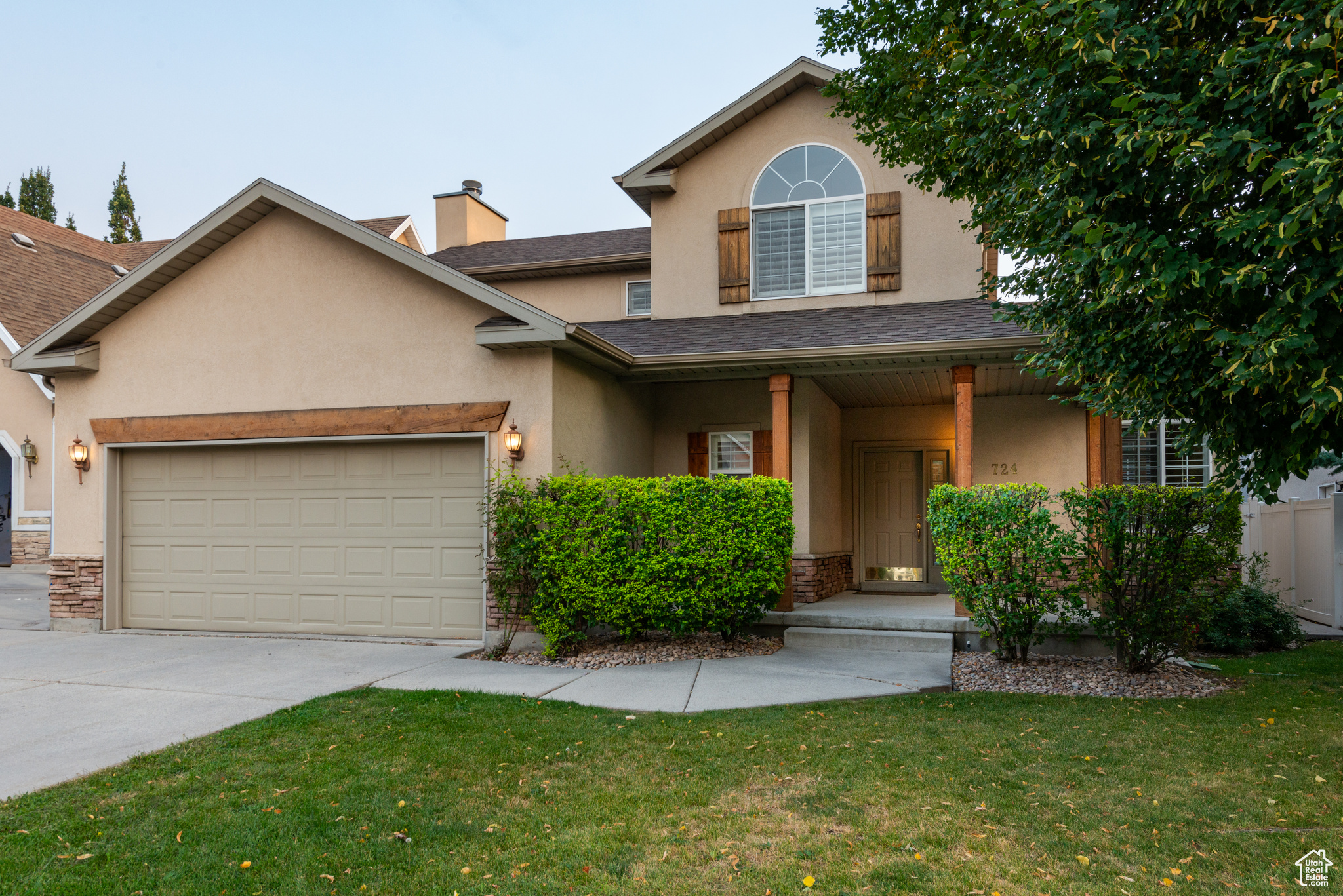 724 E GRAND CAYMAN DR