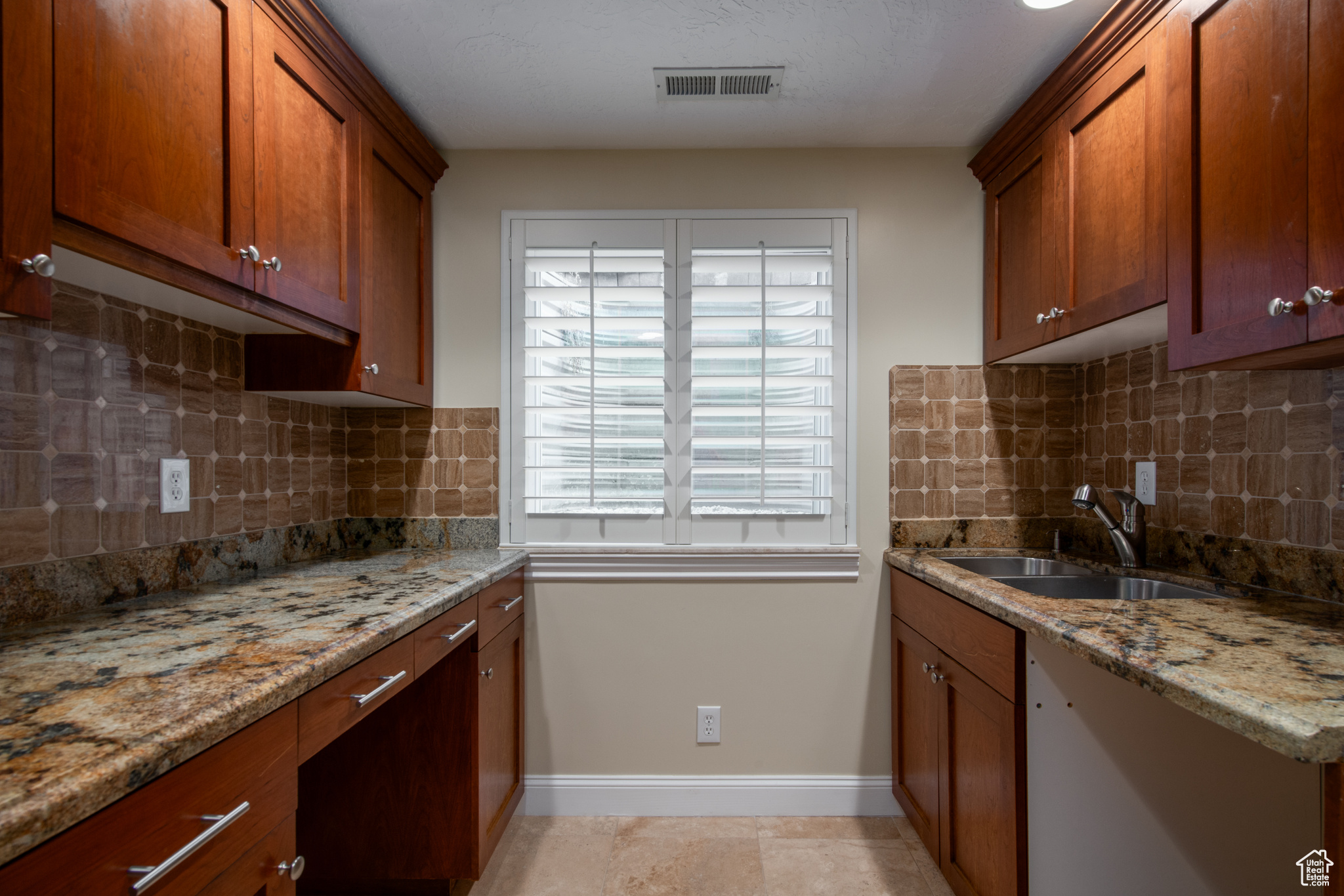 724 E GRAND CAYMAN DR