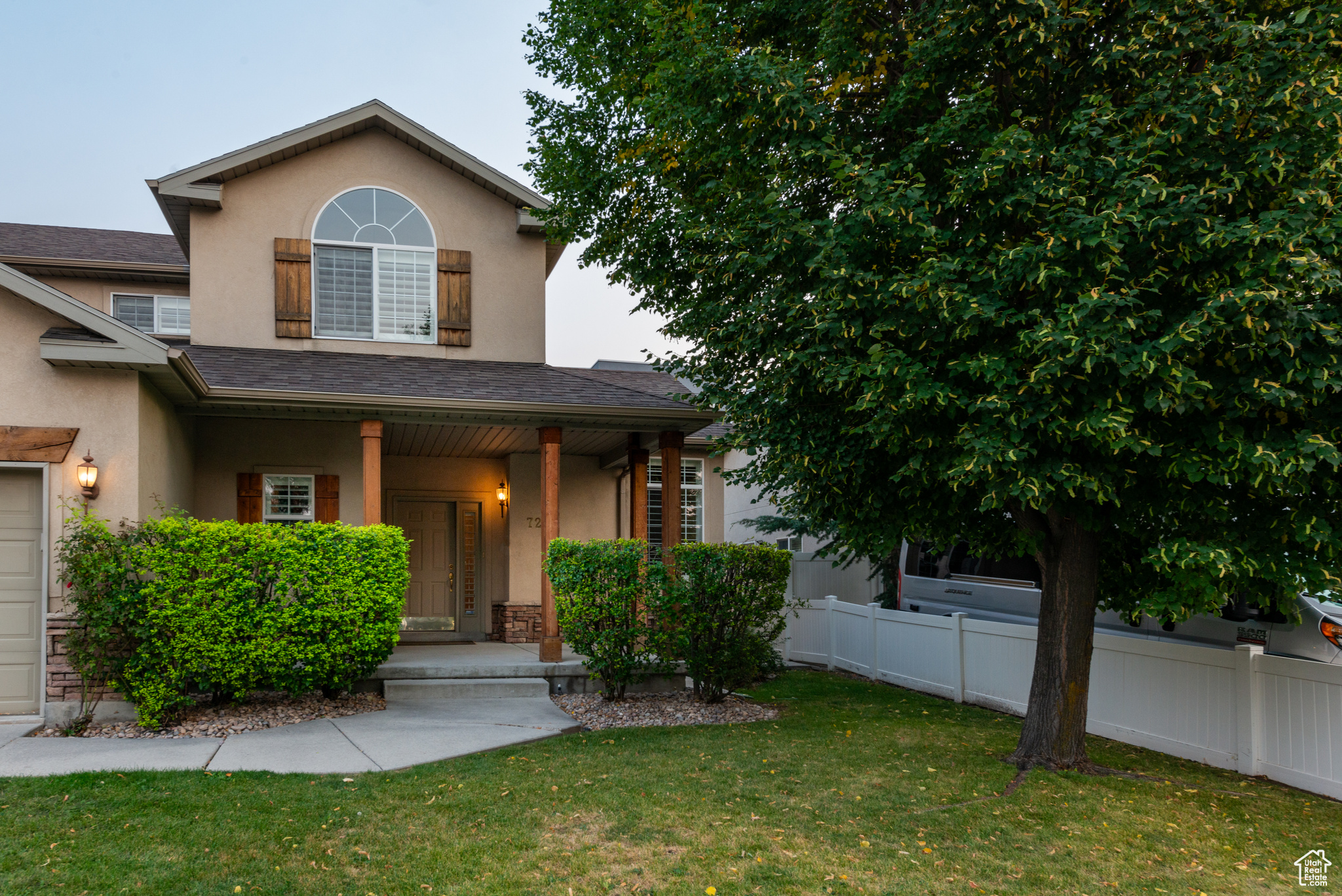 724 E GRAND CAYMAN DR