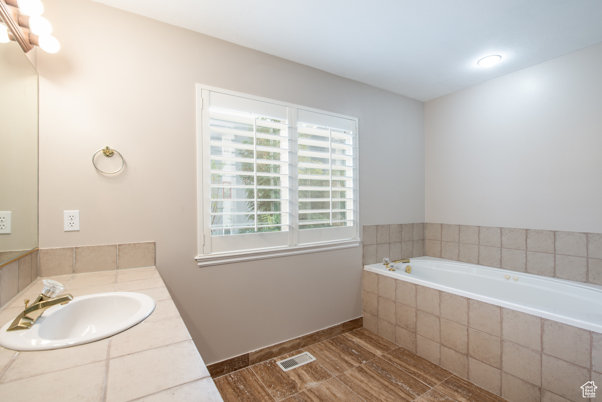724 E GRAND CAYMAN DR