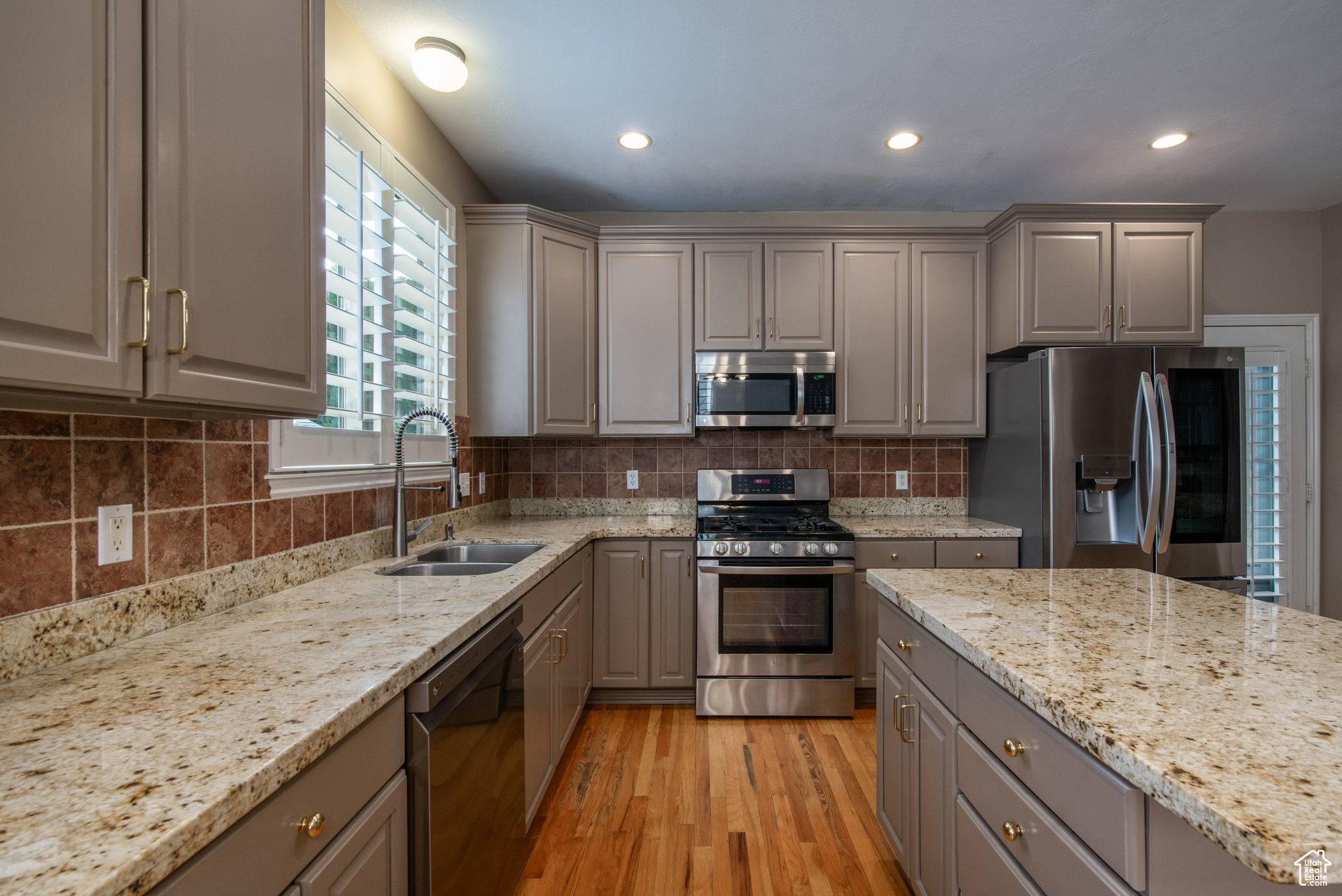 724 E GRAND CAYMAN DR