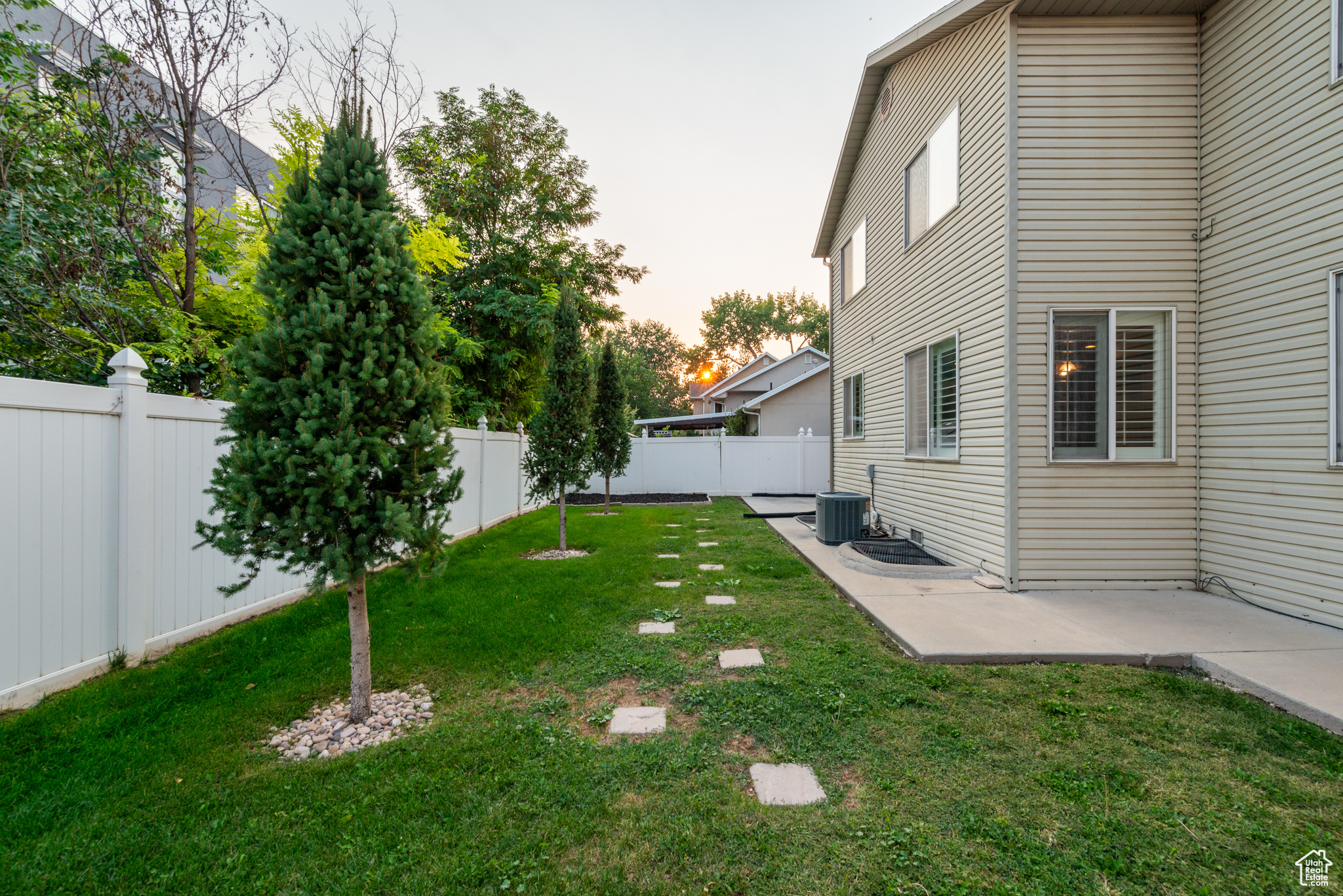 724 E GRAND CAYMAN DR