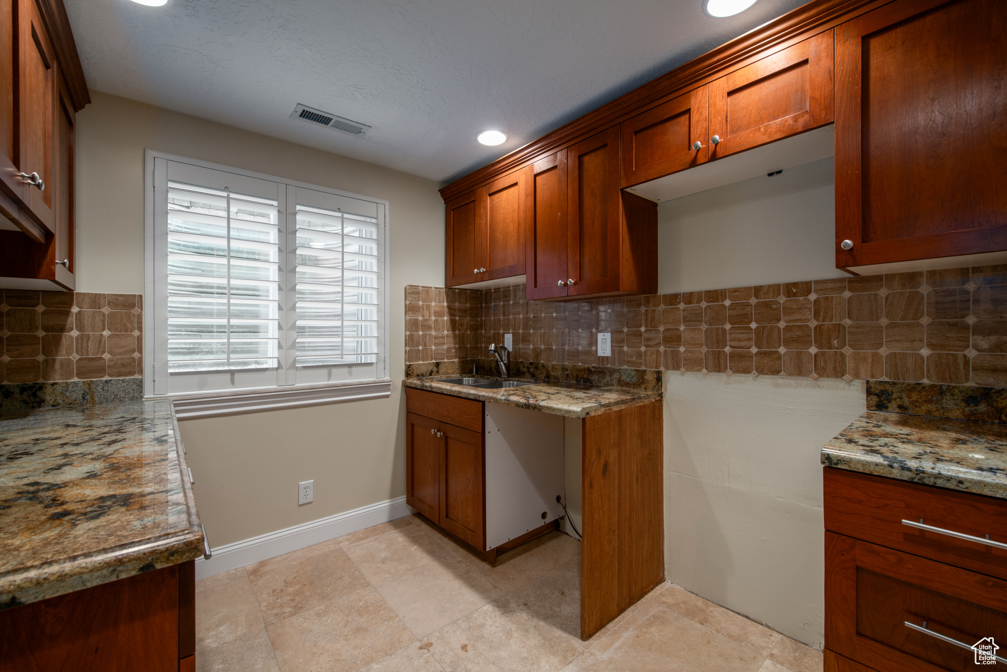 724 E GRAND CAYMAN DR