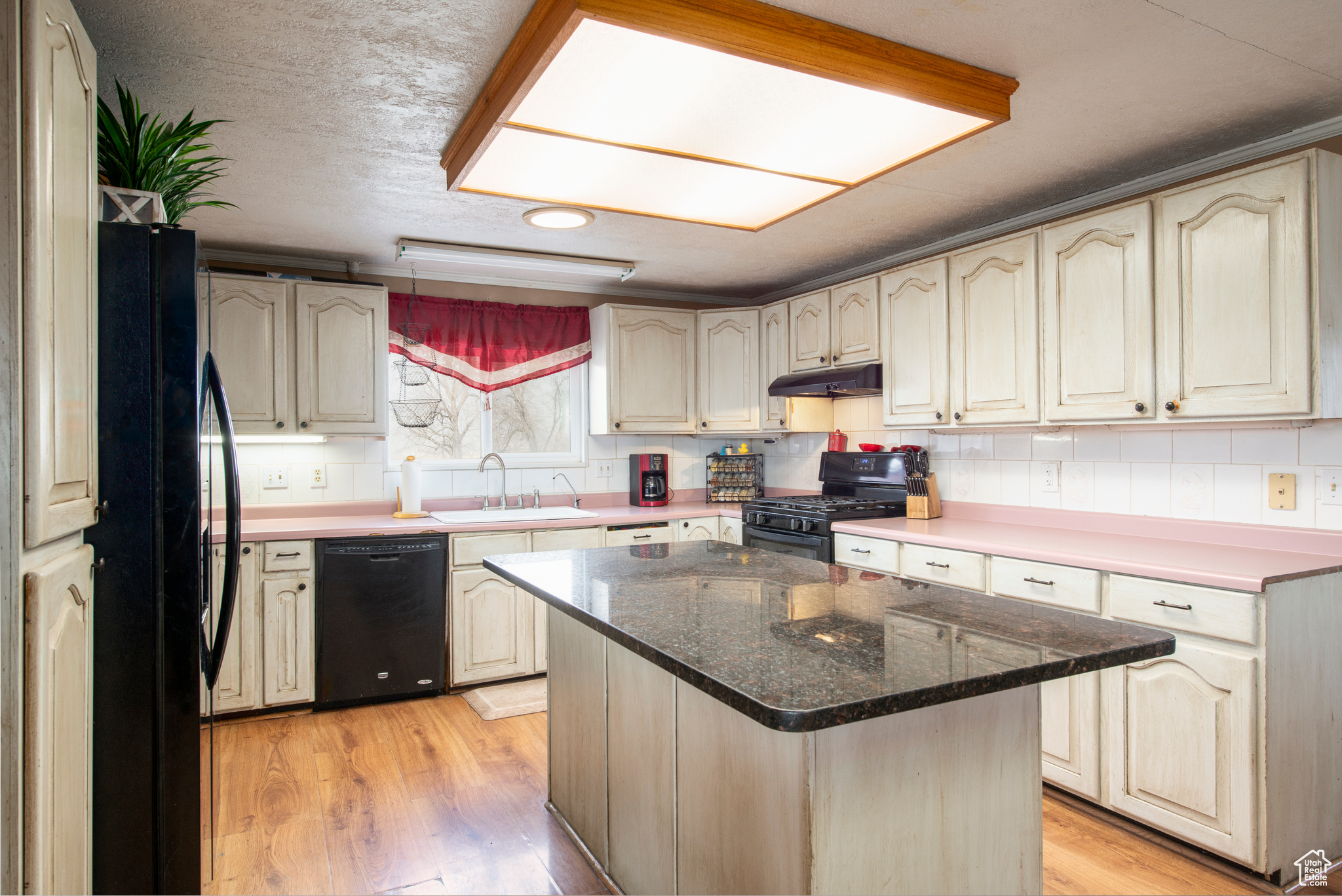 4533 N SKYLINE CIR