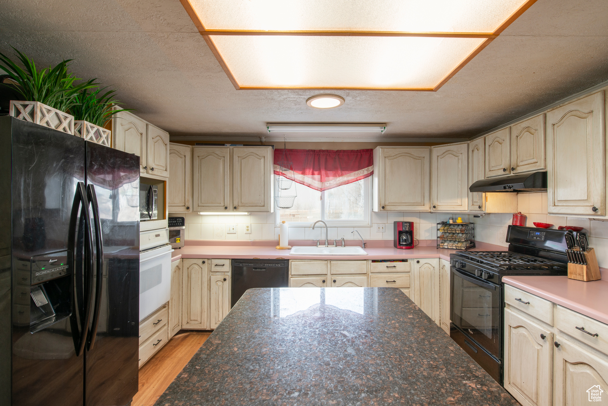4533 N SKYLINE CIR