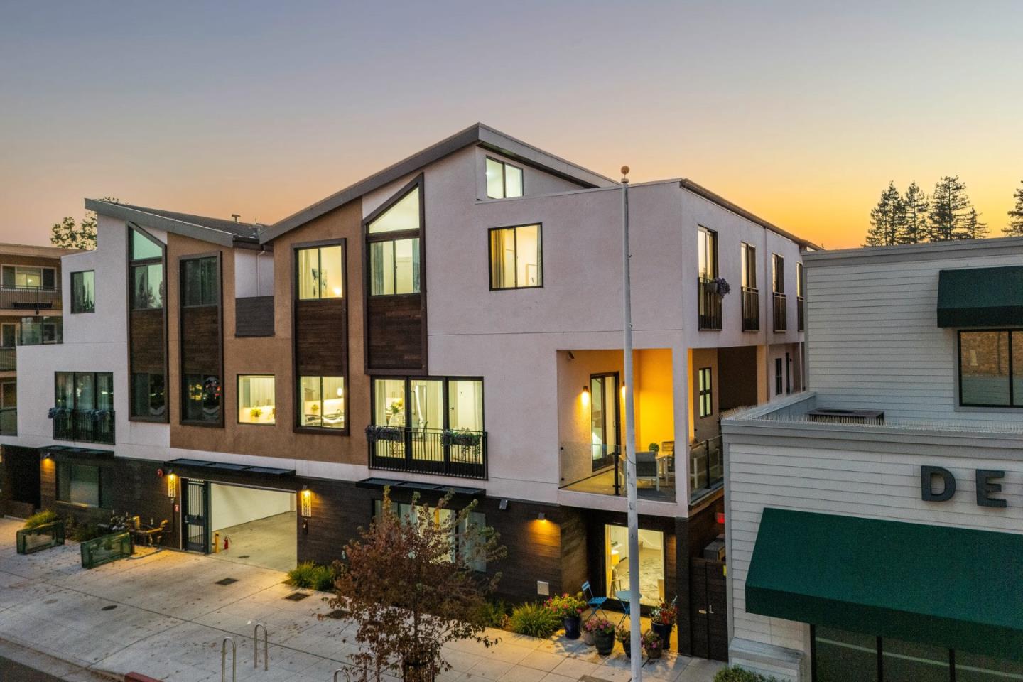 916 Woodside Road