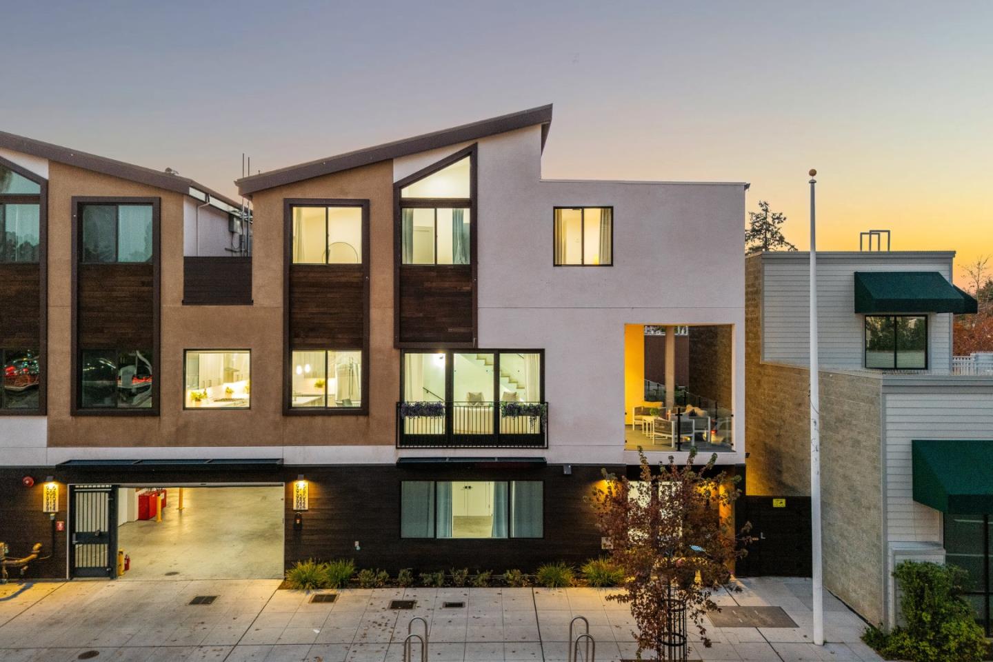 916 Woodside Road