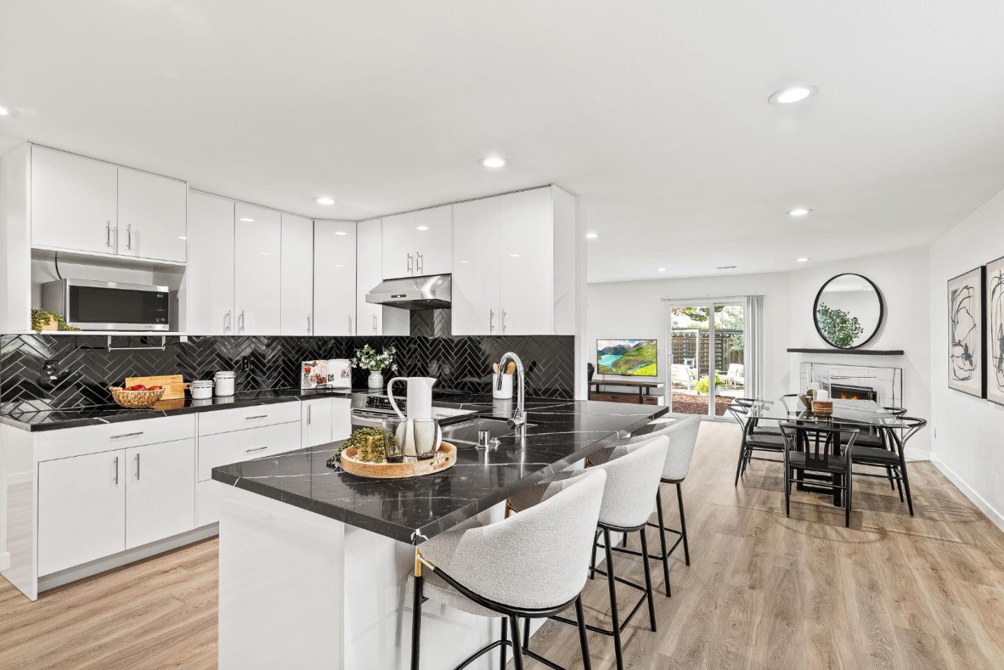 6133 Broadway Avenue