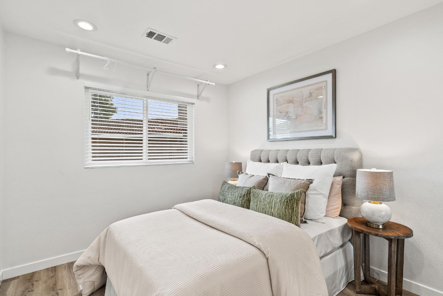 6133 Broadway Avenue