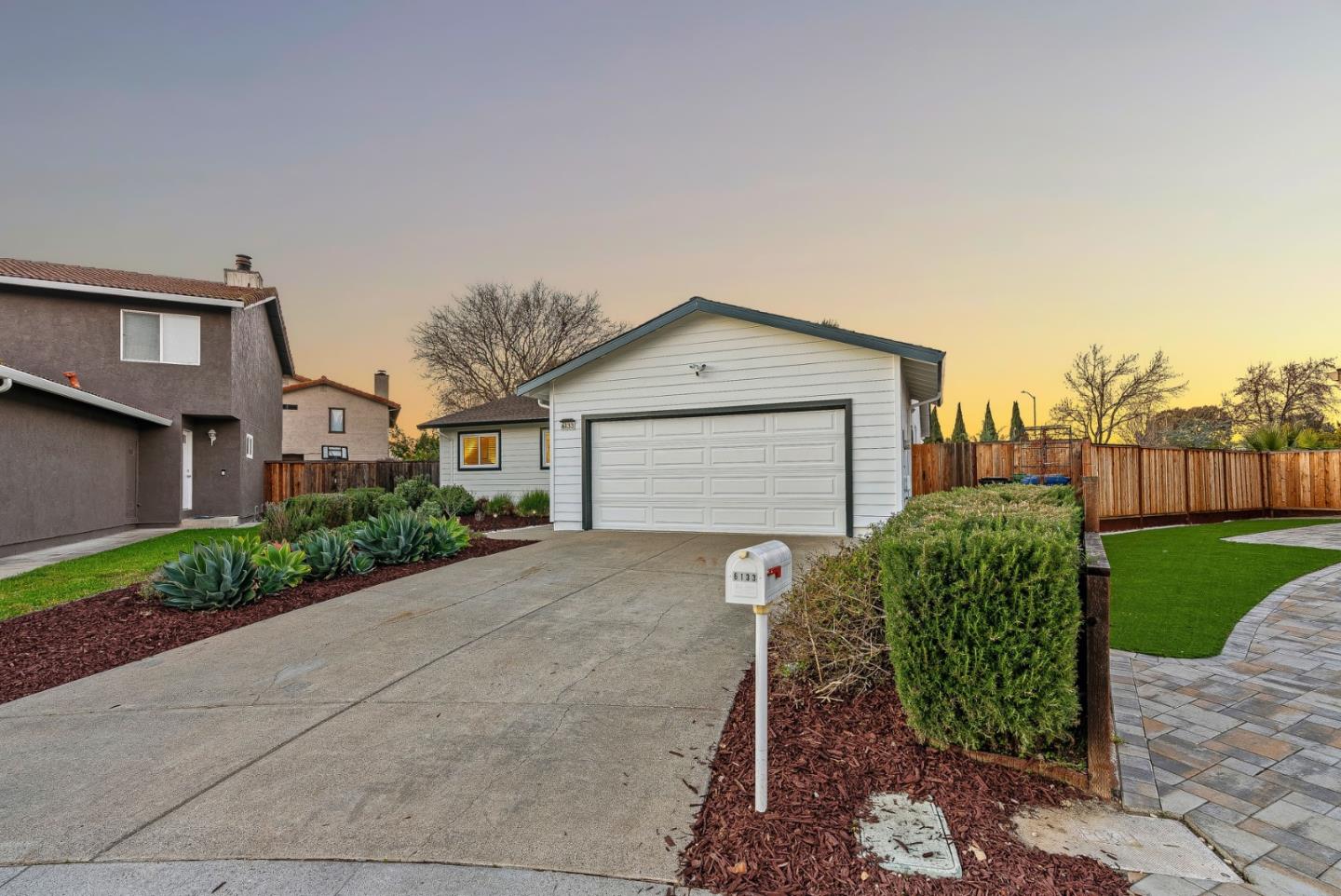 6133 Broadway Avenue