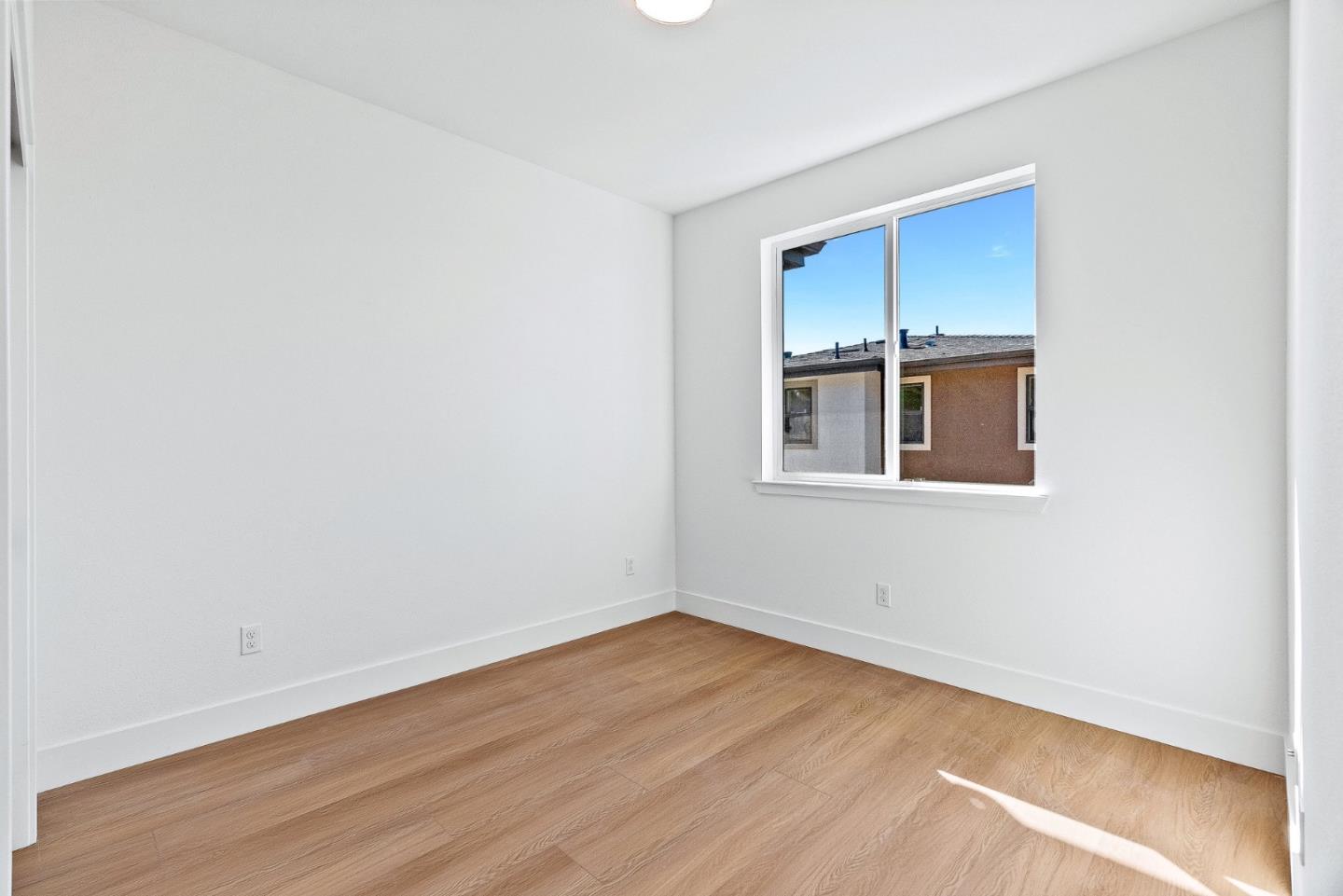 947 Woodside
